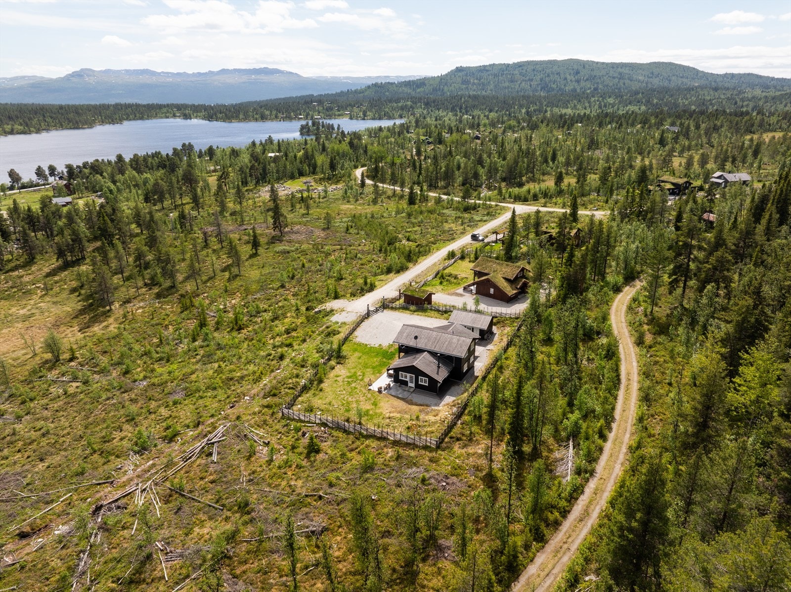 Innover skogsveien på baksiden finner vi også fiskevann og turstier opp til snaufjellet Galleribilde