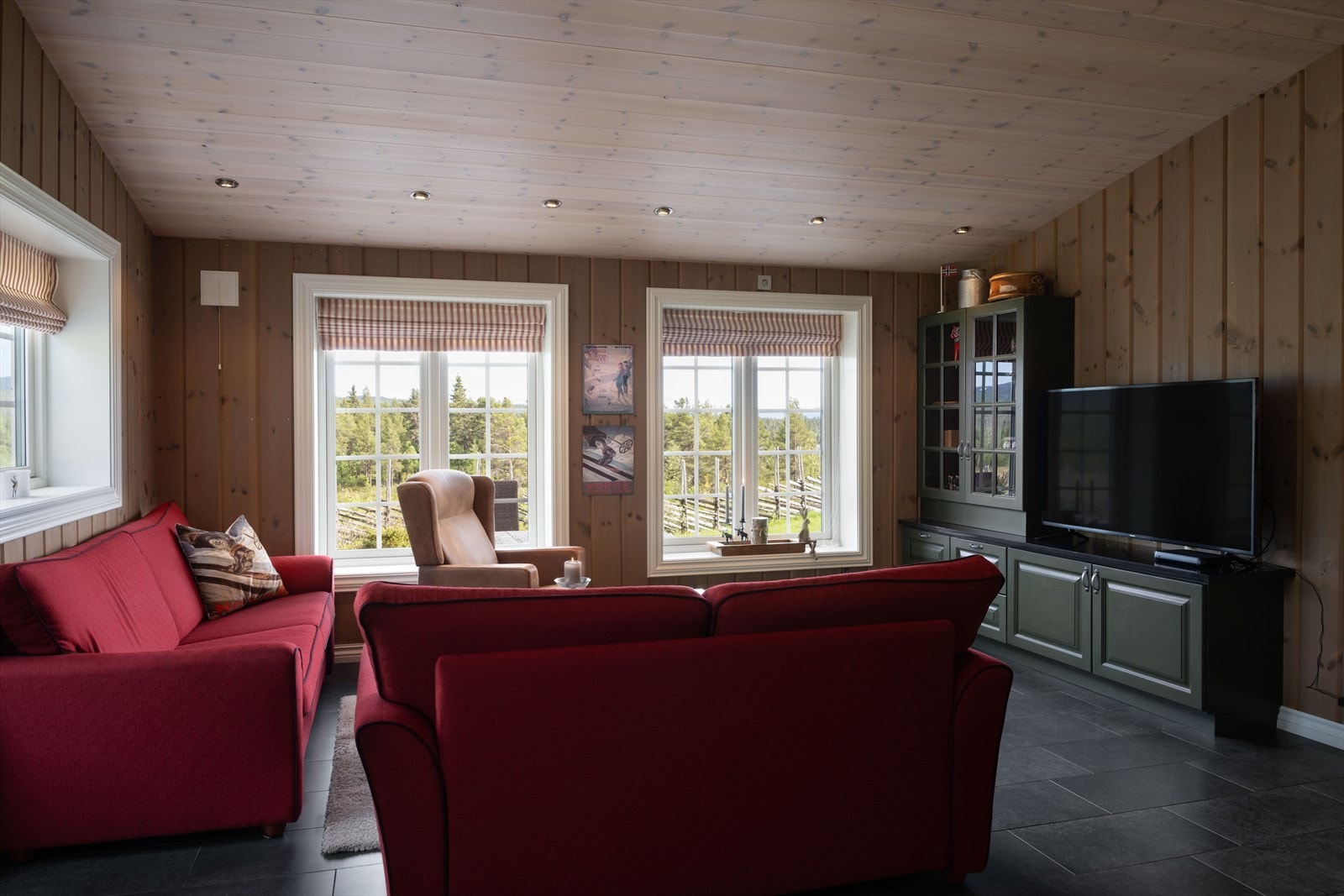 Stuen er av god størrelse med god plass til en romslig sofa, godstol og mediemøbler. Galleribilde