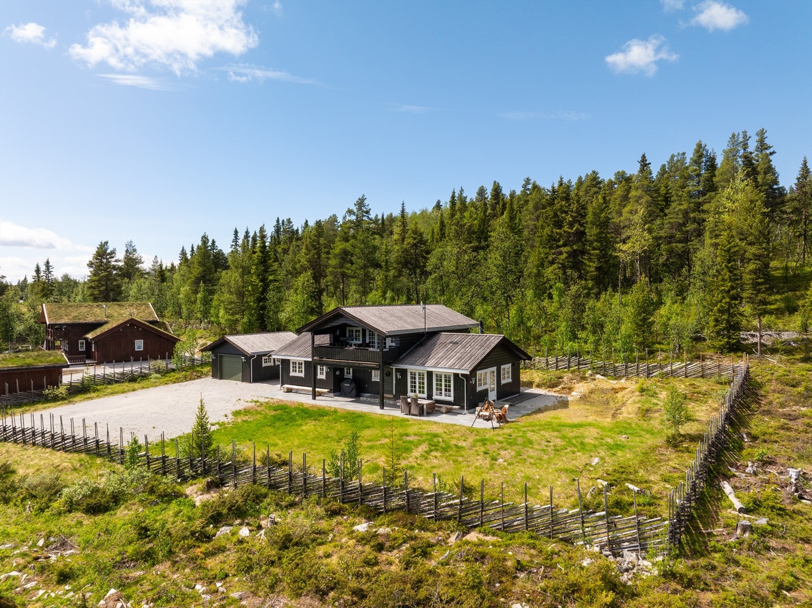 Tur- og friluftsmuligheter i umiddelbar nærhet, blant annet med turstier og skiløyper. Skiløype går ca. 20 meter på baksiden av eiendommen. Galleribilde