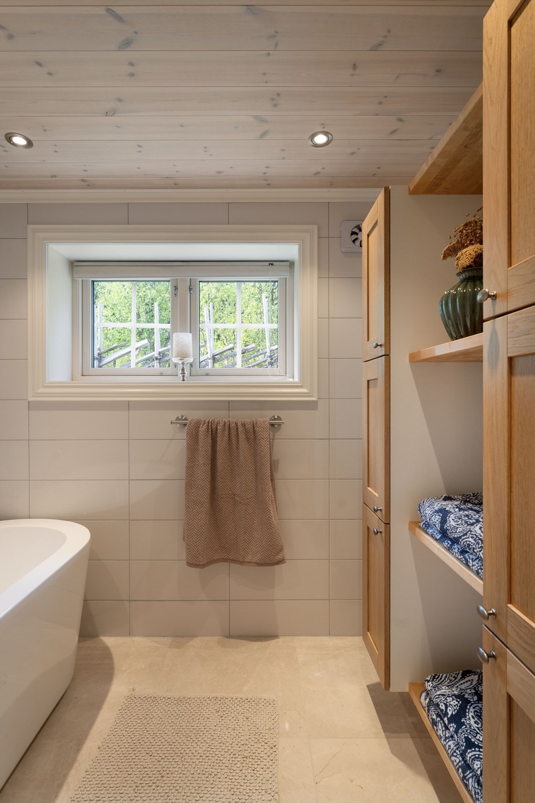 Badet har godt med lagring i skap og hyller. Galleribilde