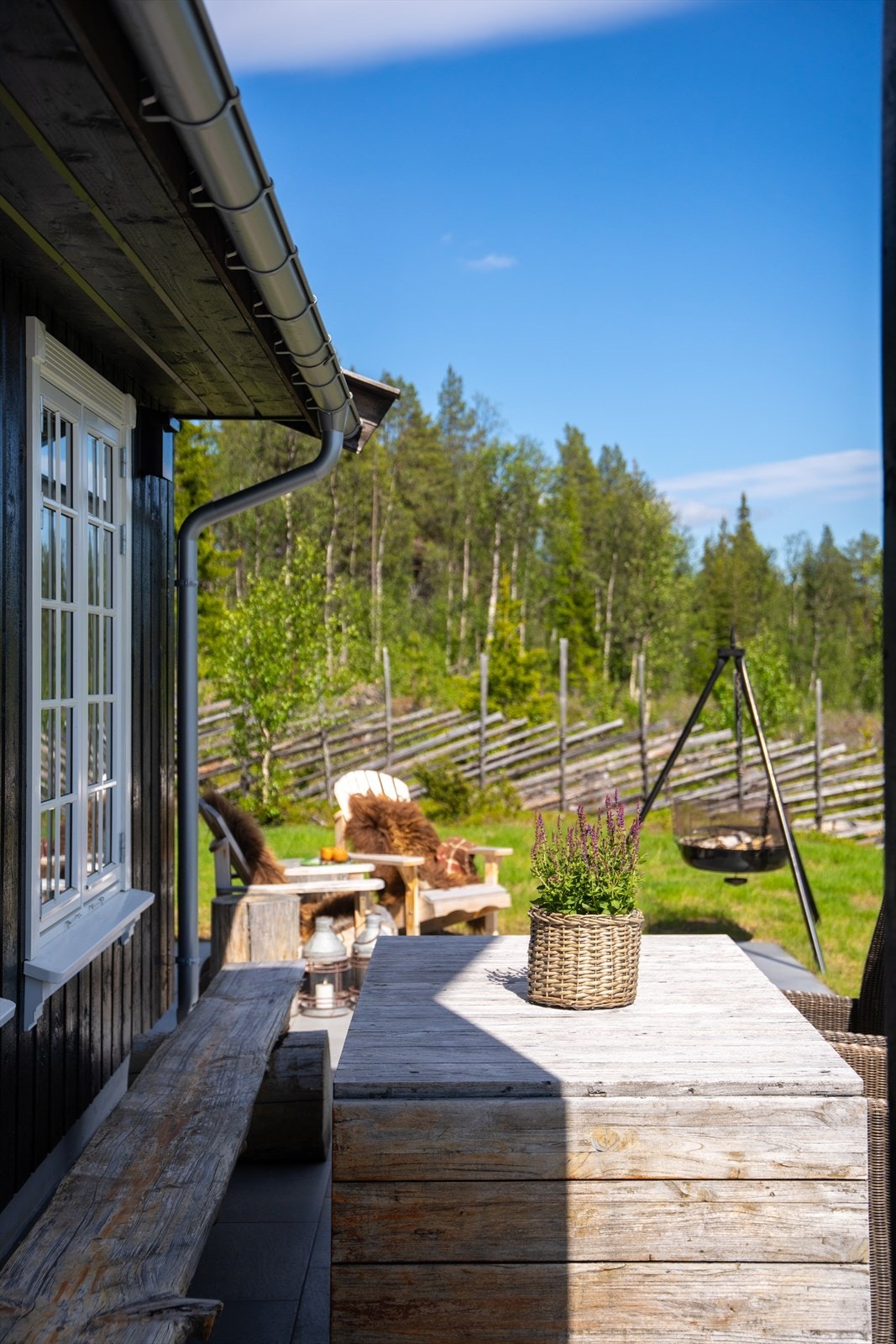 Med utgang fra stuen og med tilgang fra utgangspartiet finnes en solrik uteplass Galleribilde