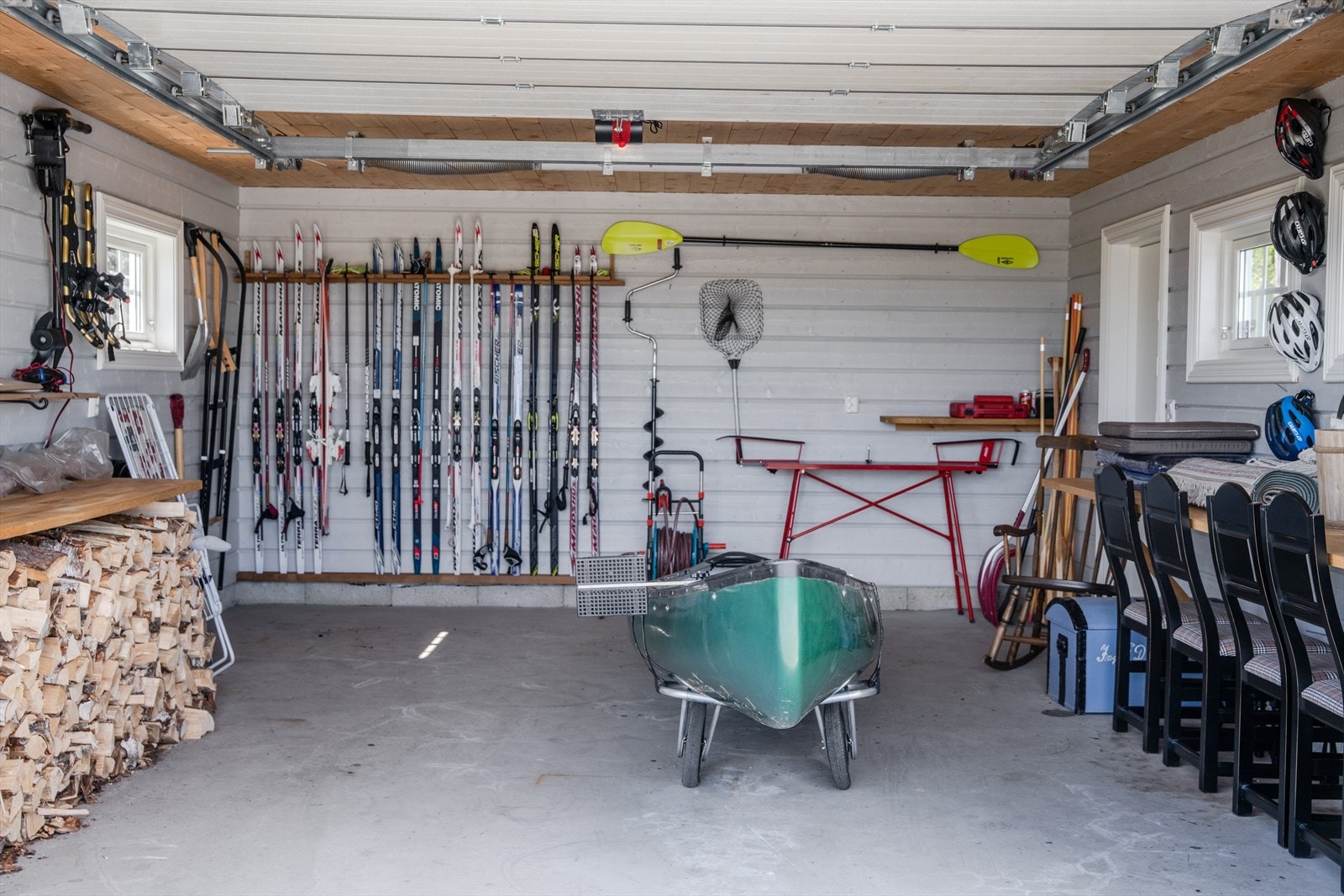 På eiendommen ligger en frittliggende garasje med svært god plass Galleribilde