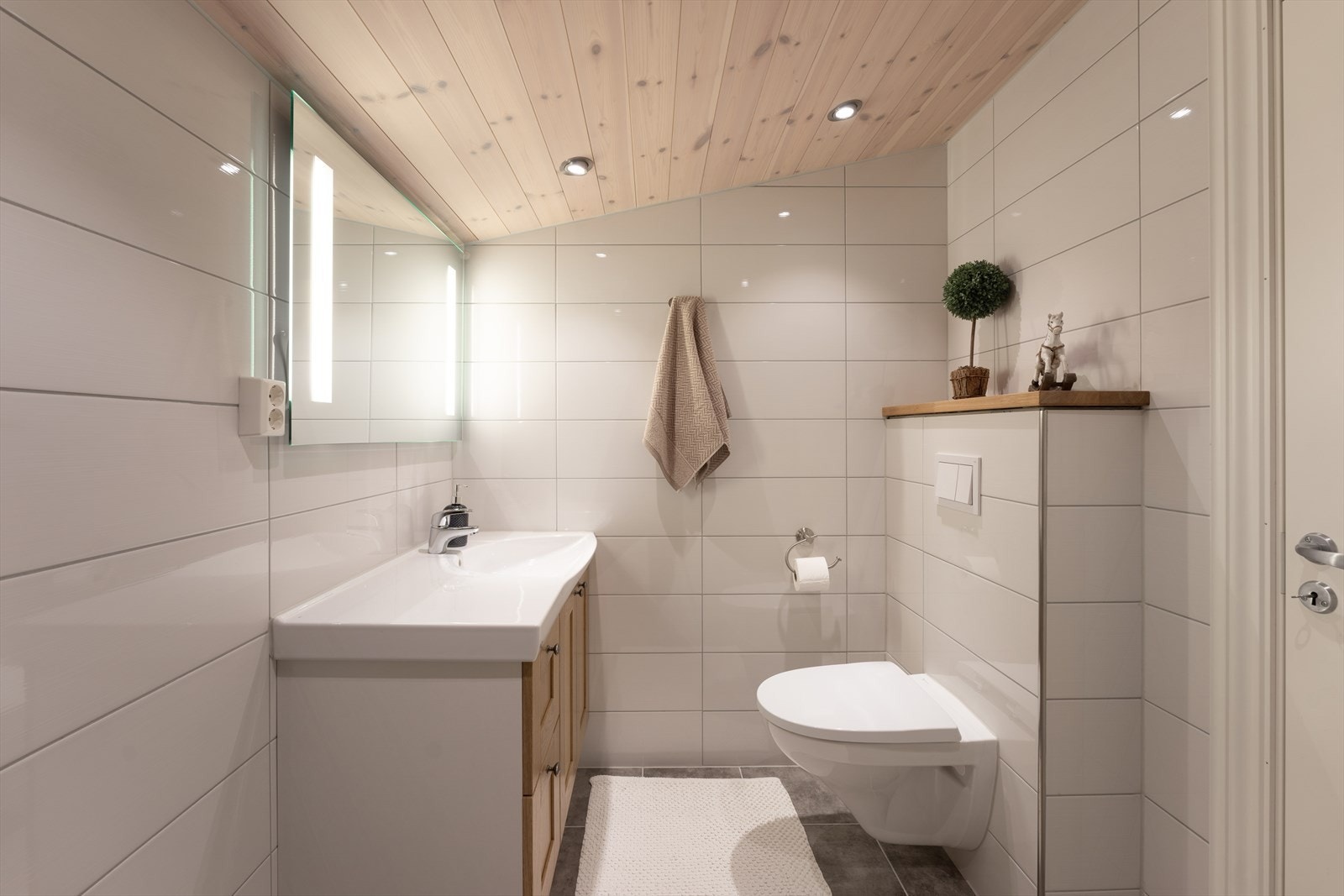 Badet i 2.etasje er holdt i samme lekre stil som badet i etasjen under. Galleribilde
