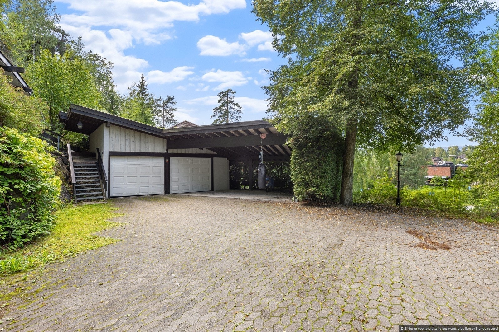 Den ene innkjørselen med dobbel garasje og carport. Galleribilde