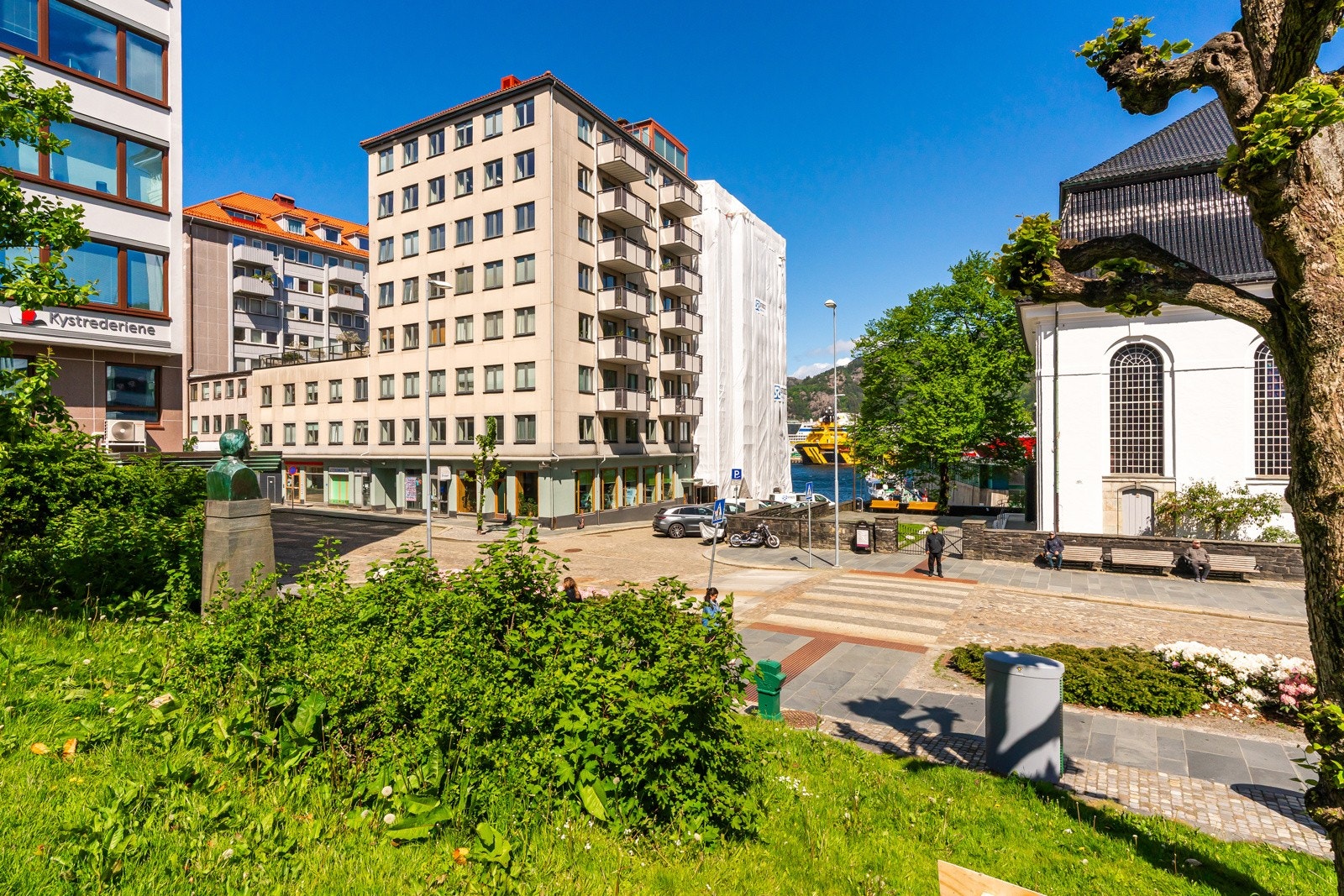 - Fasade. Velholdt bygg med felles takterrasse og heis - Galleribilde