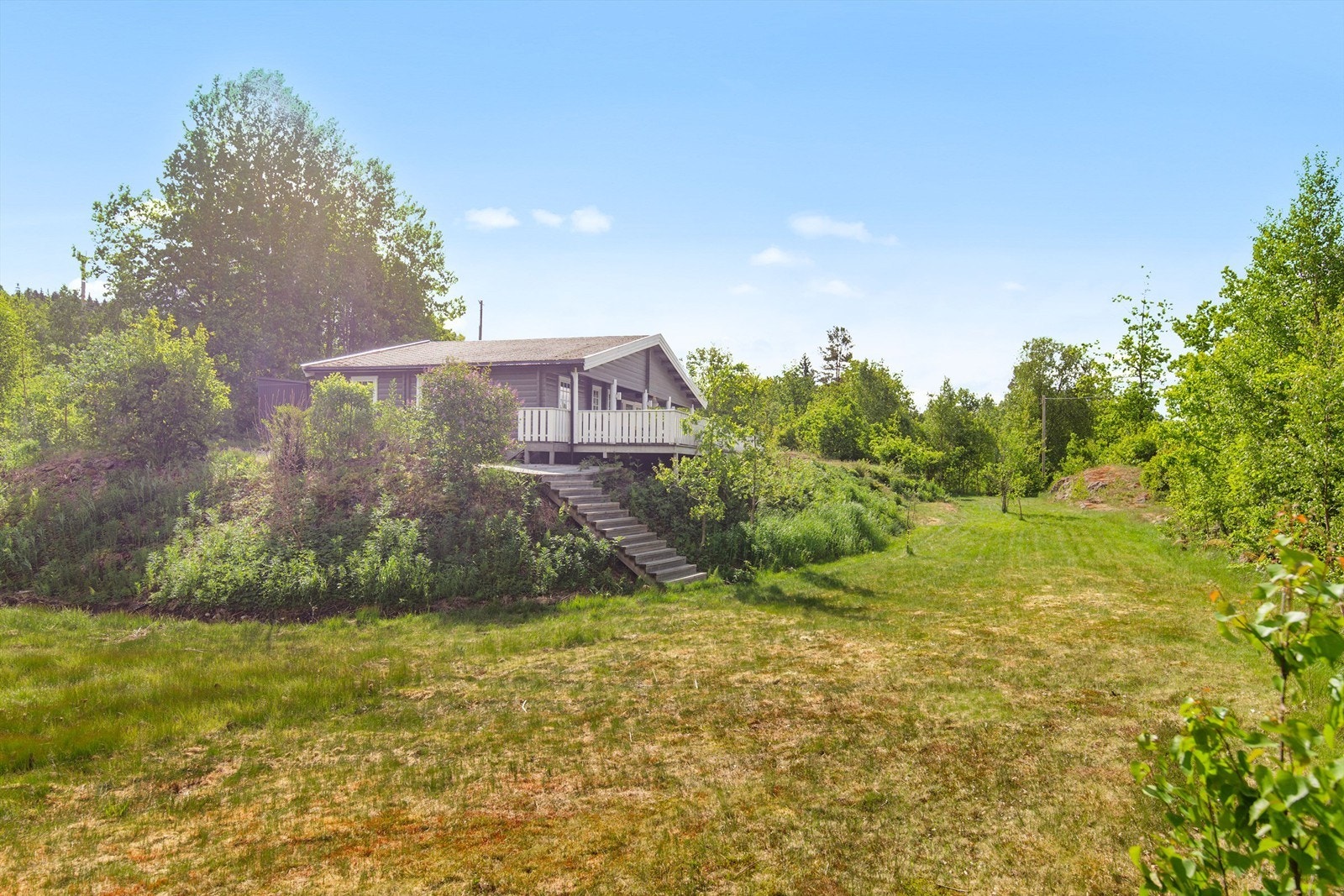 Her kan du nyte late sommer dager i rolige omgivelser med kort vi til både badeplass og flotte turområder. Galleribilde