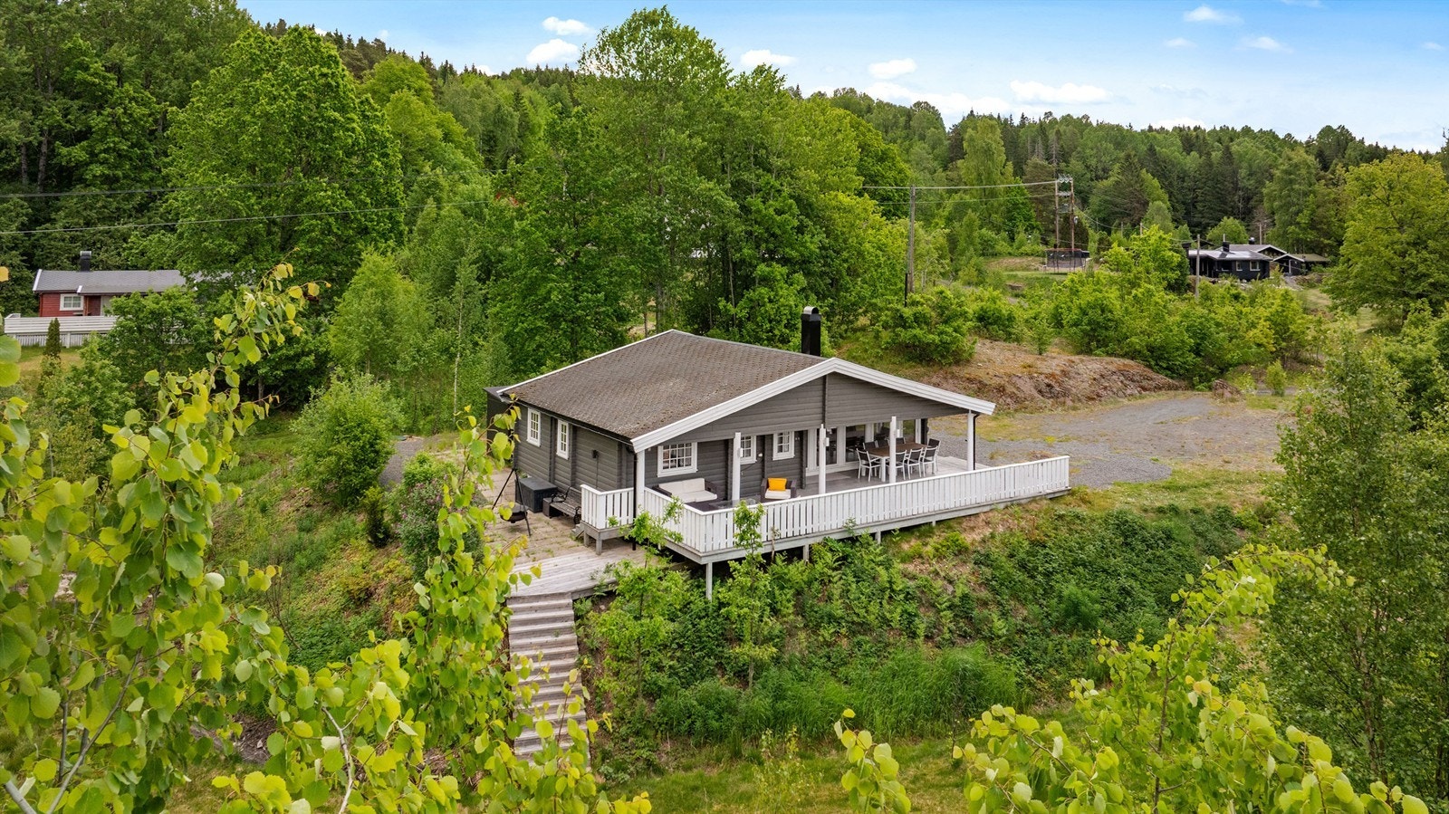 Det er gode parkeringsmuligheter på egen tomt og bilvei helt frem til døren. Galleribilde