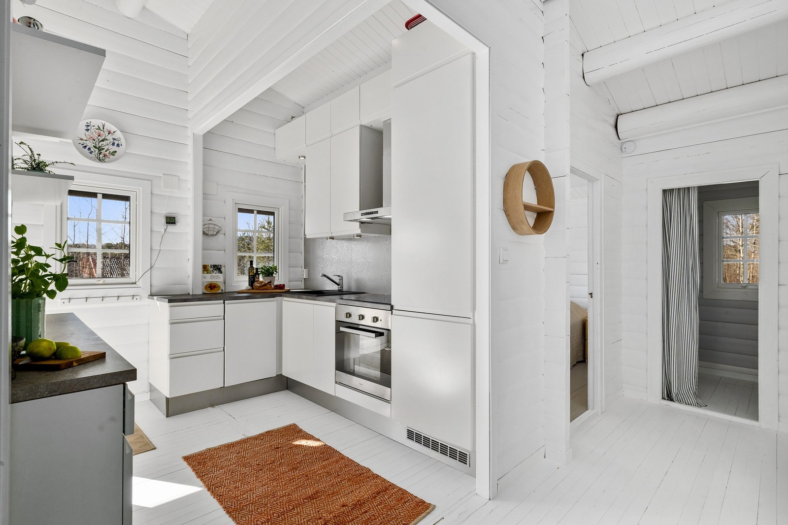 Kjøkken er fra 2015 og ligget i eget rom. Galleribilde