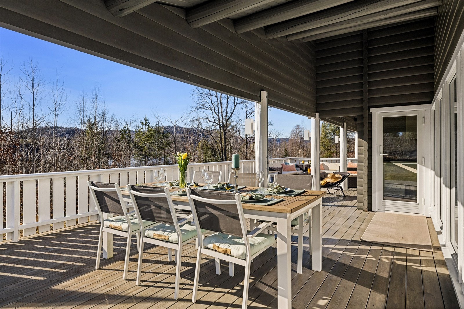 Her er det rikelig med plass til både langbord og utemøbler. Galleribilde