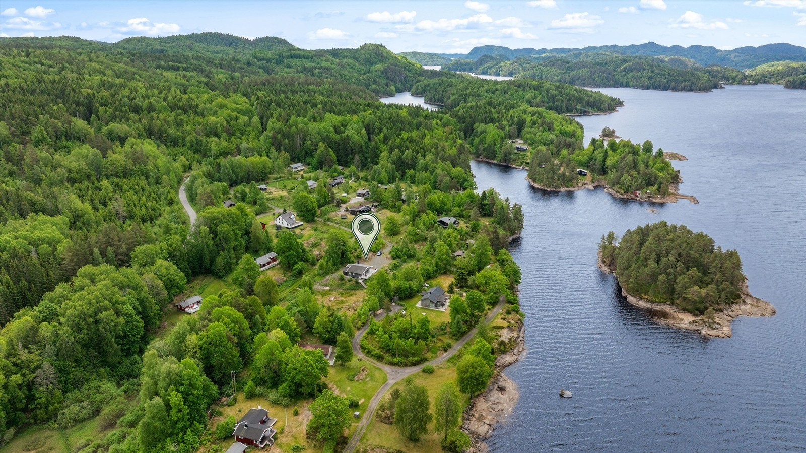For de som ønsker å utforske området til fots, finnes det fantastiske turmuligheter som gir deg muligheten til å oppleve den imponerende naturen rundt Farrisvannet på nært hold. Galleribilde