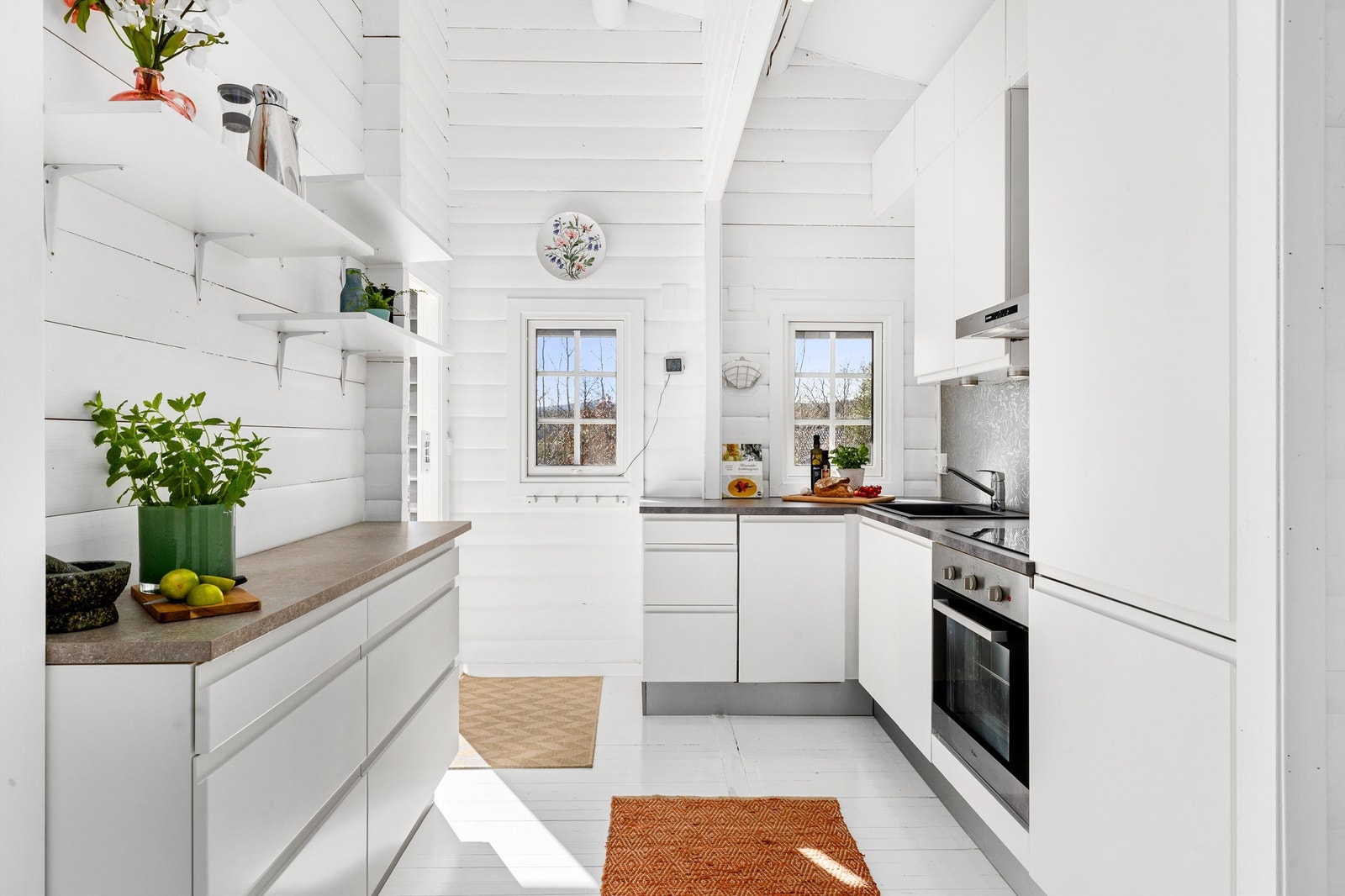 Integrert kjøl/frys, oppvaskmaskin, ovn og platetopp medfølger. Oppvaskmaskin er fra 2024. Galleribilde