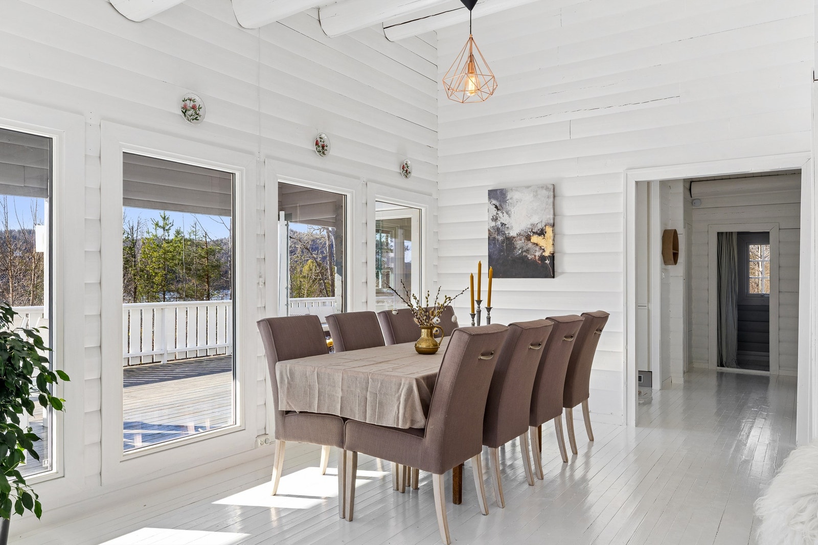 Hytta kan også skilte med nydelige utearealer med utgang fra stuen. Galleribilde