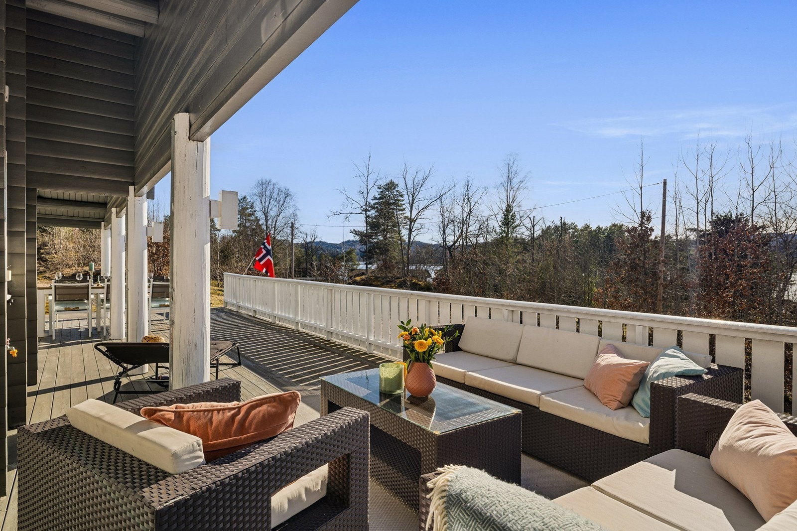 Hytta ligger fritt og solrikt til på tomten med flere fine uteplasser. Mot sørvest er det bygget en stor terrasse hvor du sitter både usjenert og lunt til. Galleribilde