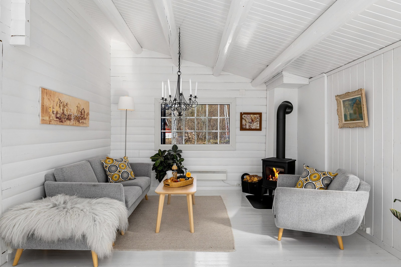 Lys og innbydende stue. Galleribilde