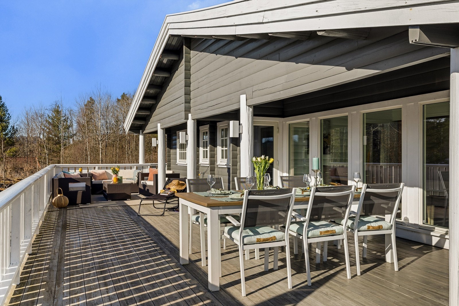 Mot sørvest er det bygget en stor terrasse hvor du sitter både usjenert og lunt til. Den perfekte plassen for sene og varme sommerkvelder samt lange, solrike dager. Galleribilde