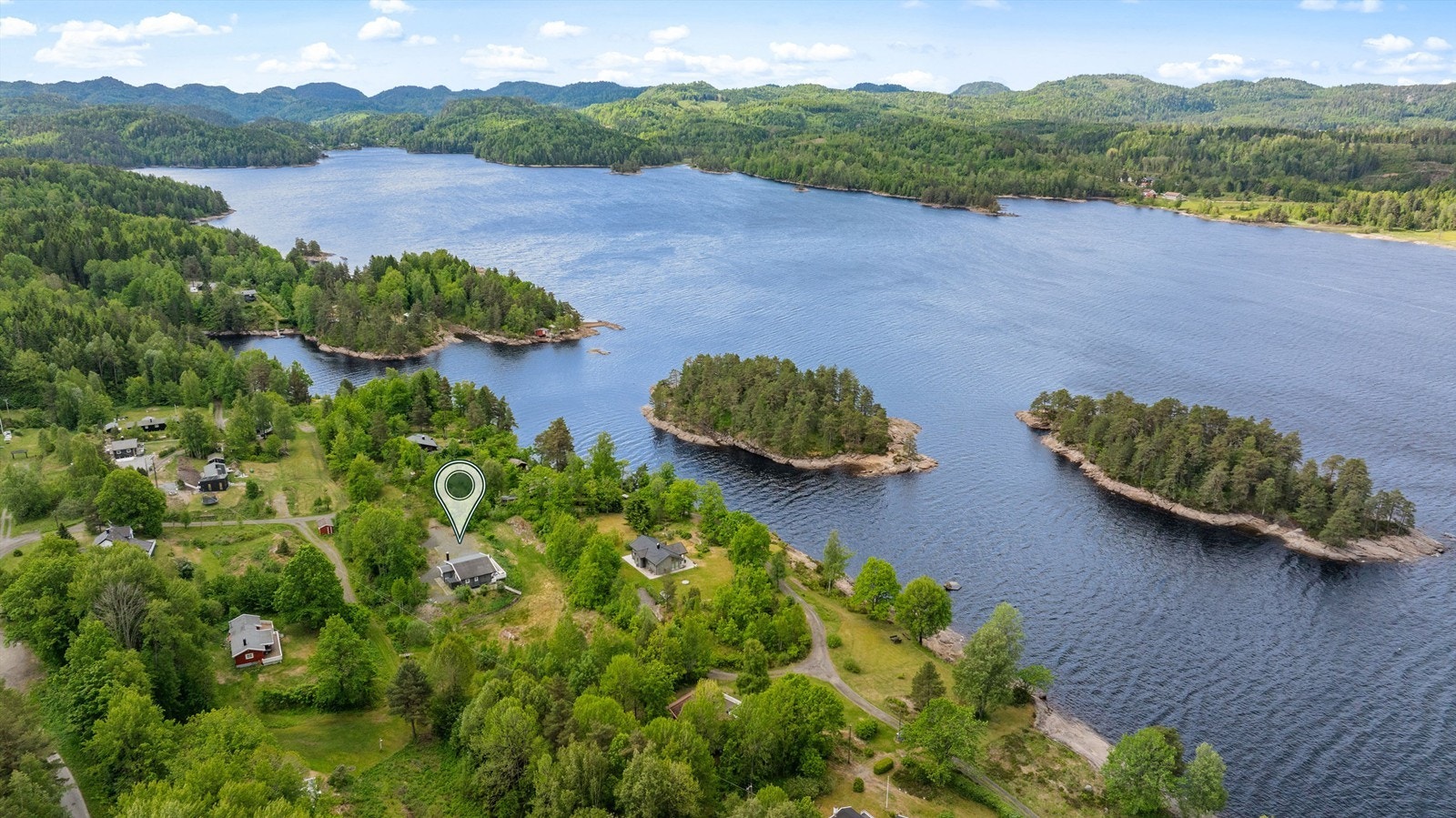 Hyttefeltet er veletablert, rolig og meget barnevennlig. Så her kan de minste leke fritt i trygge og gode omgivelser. Fra eiendommen er det en kort spasertur på ca. 70 meter til nydelig badeplass og noen få meter ekstra til områdets båtbrygge. Galleribilde