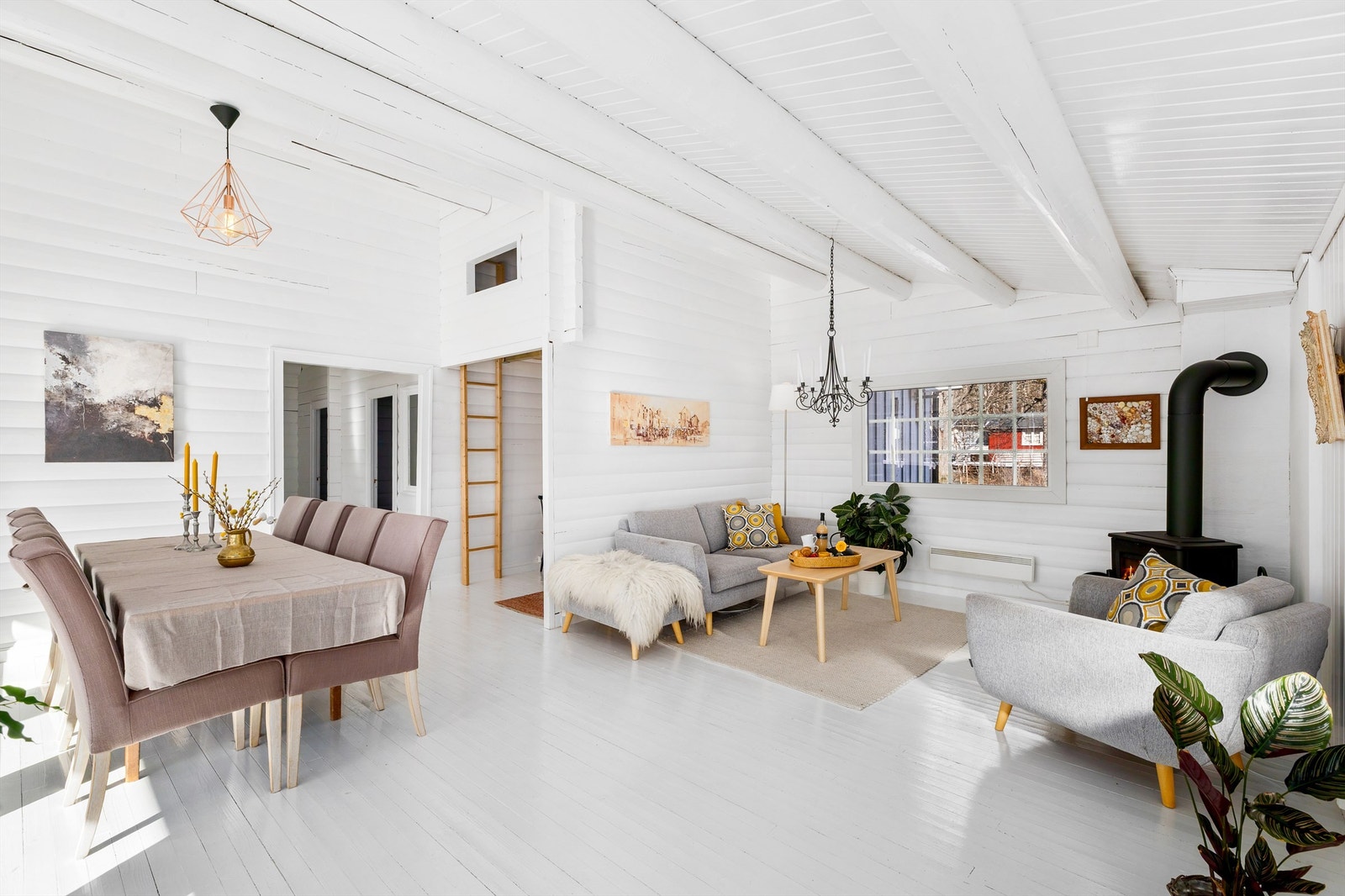 Innvendige overflater er malt i lyse og sommerlige fargevalg. Gulv har for det meste klassisk solid tregulv. Galleribilde