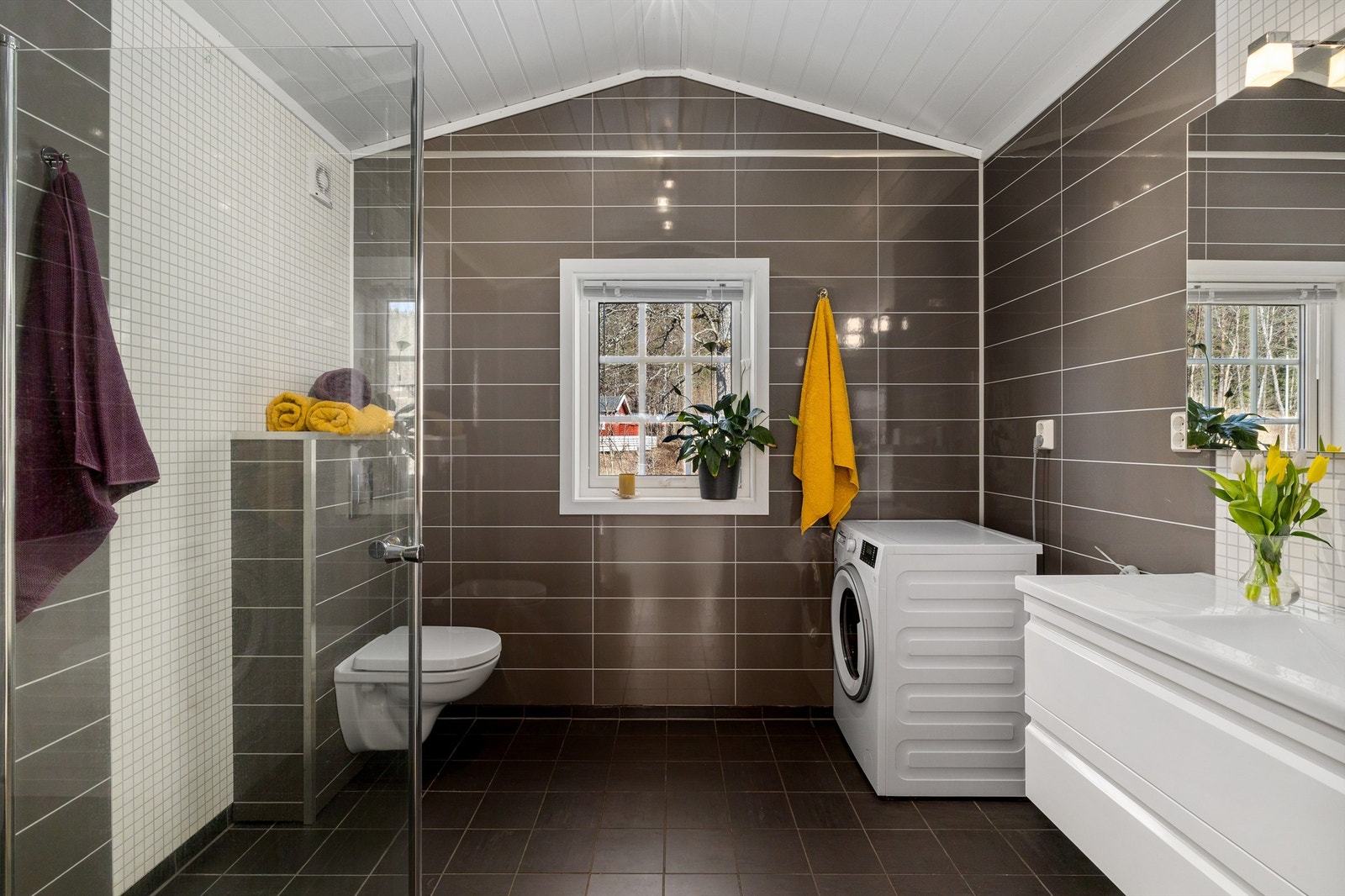 Pent og romslig bad fra 2015 med fliser på gulv med varmekabler. Vegger har våtromsplater. Galleribilde