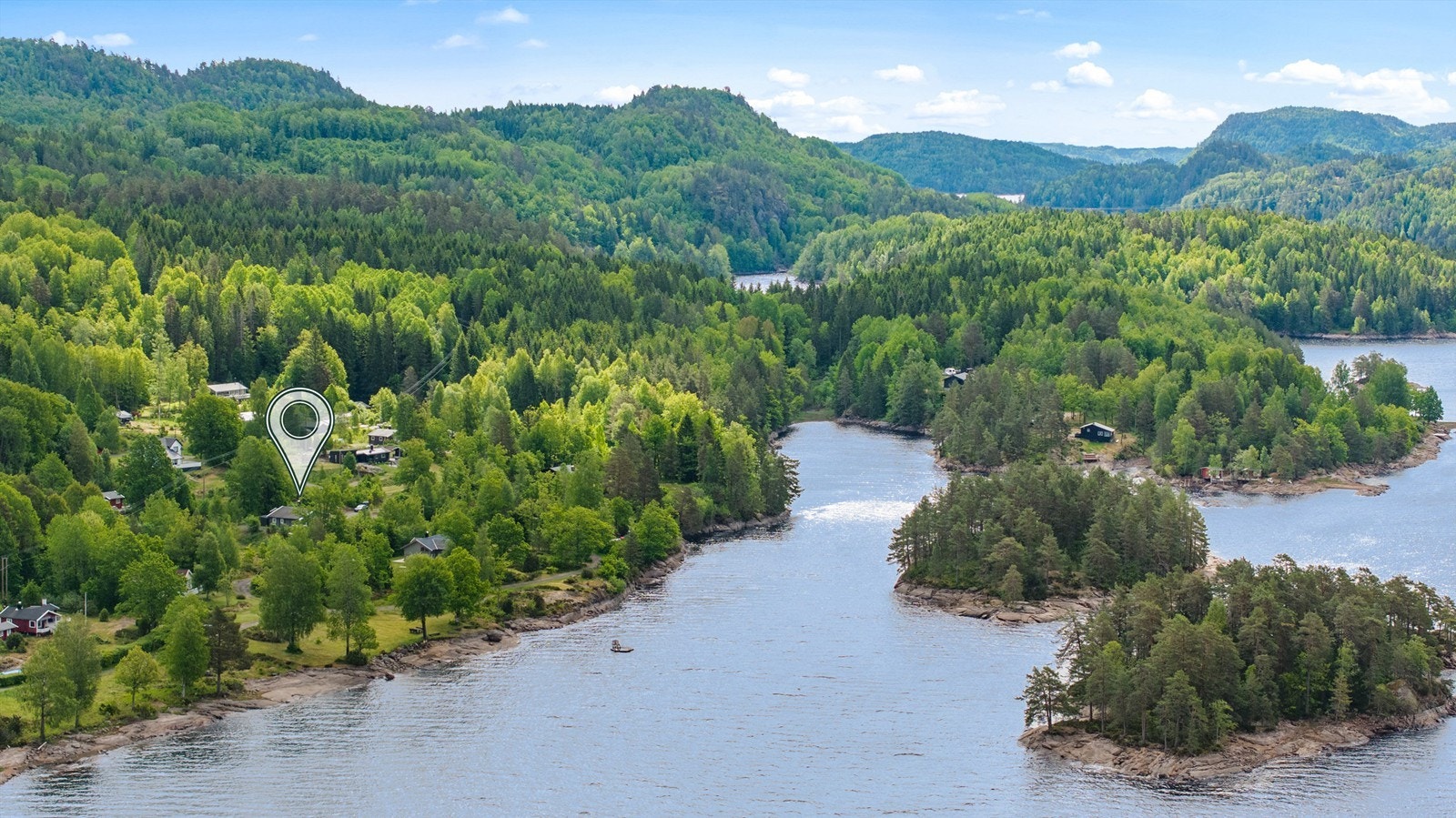 Fra eiendommen er det en kort spasertur på ca. 70 meter til nydelig badeplass og noen få meter ekstra til områdets båtbrygge. Alt ligger til rette for at du kan nyte både solrike dager med bading og spennende turer på vannet med båt eller kano. Galleribilde
