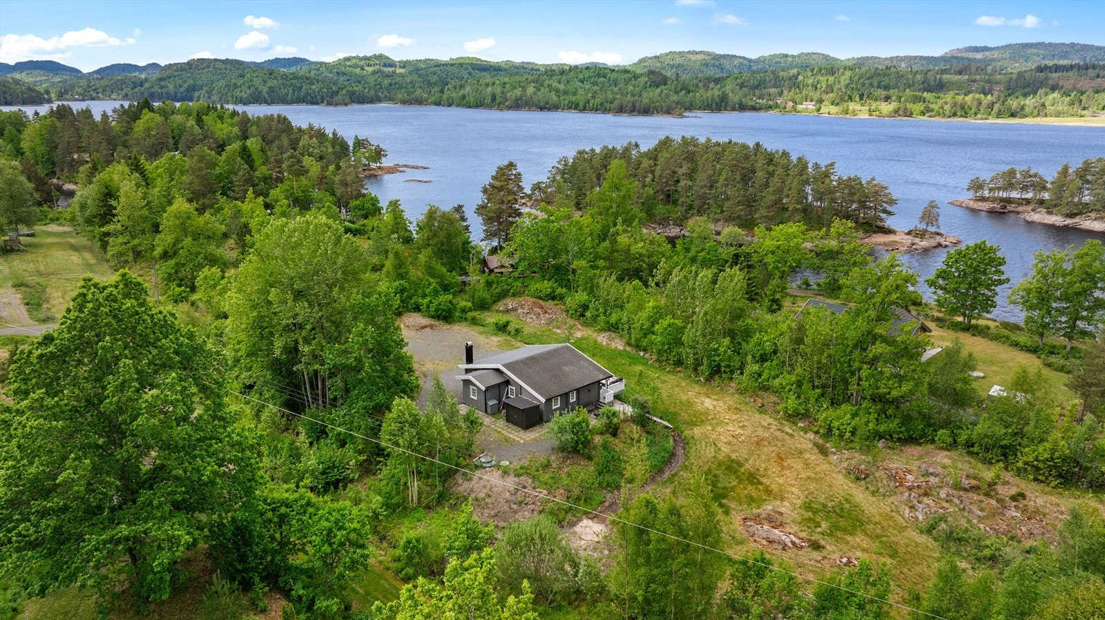 Fra eiendommen er det en kort spasertur på ca. 70 meter til nydelig badeplass og noen få meter ekstra til områdets båtbrygge. Galleribilde