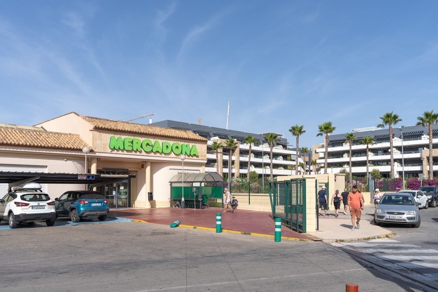 Nærbutikk rett ved Flamenca Sun Galleribilde