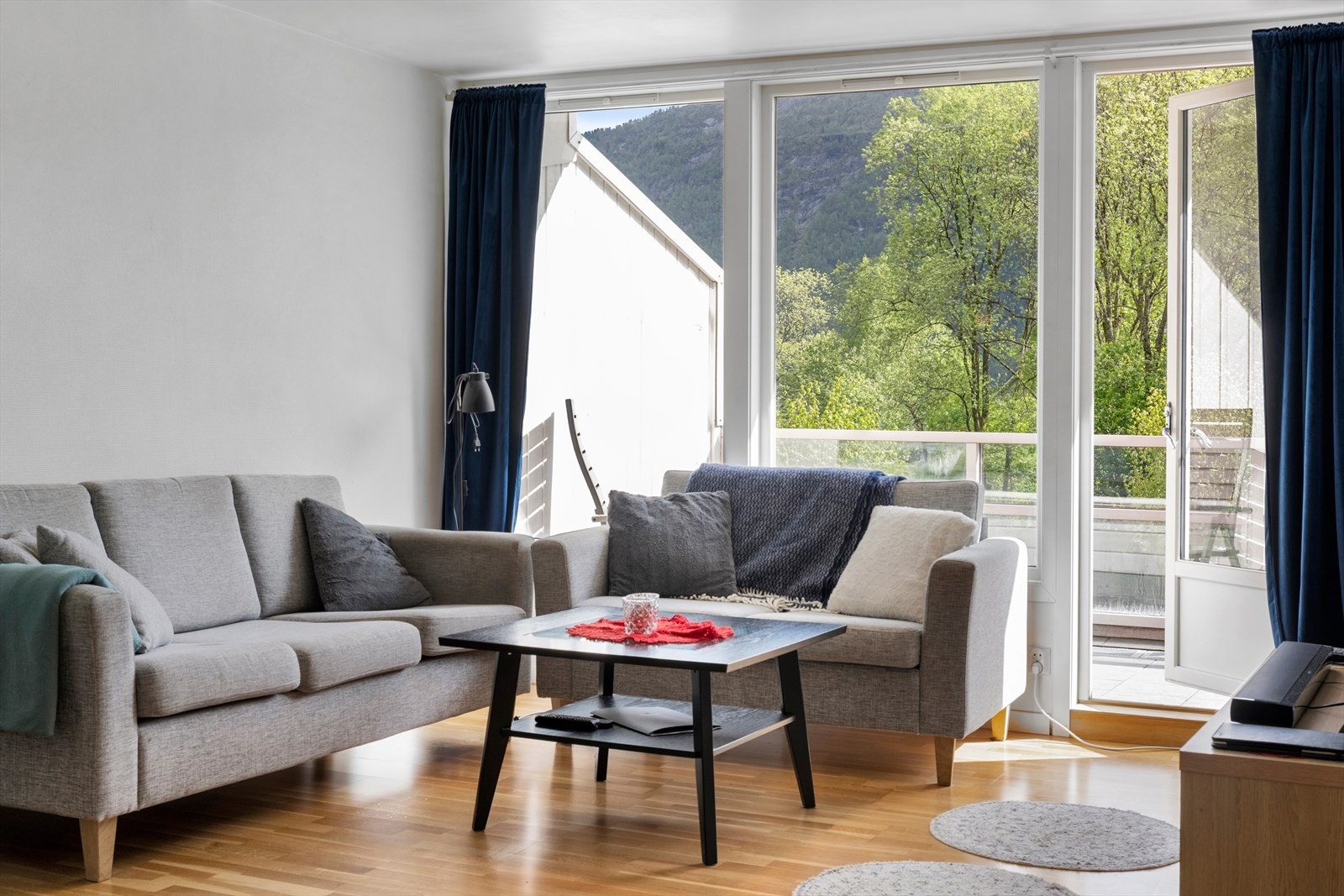 Fra stuen er det utgang til sørvendt terrasse Galleribilde