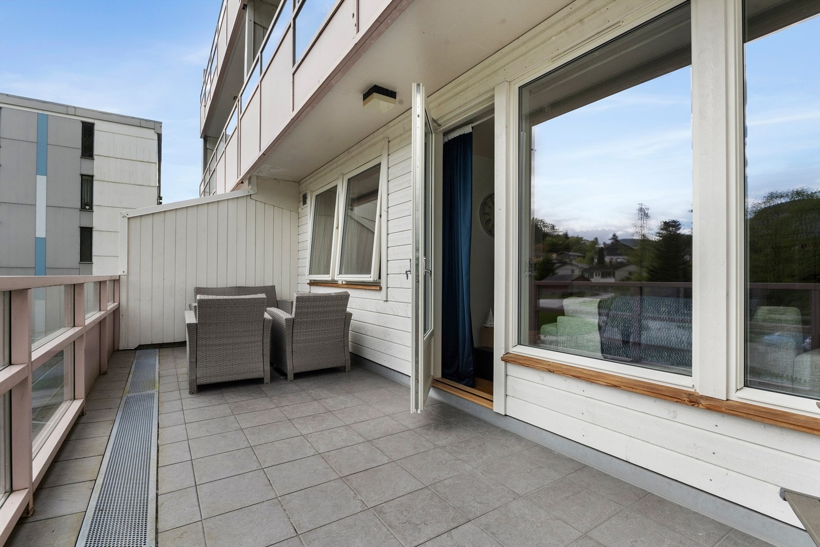 Terrassen er på 16 kvm og har litt takoverbygg Galleribilde