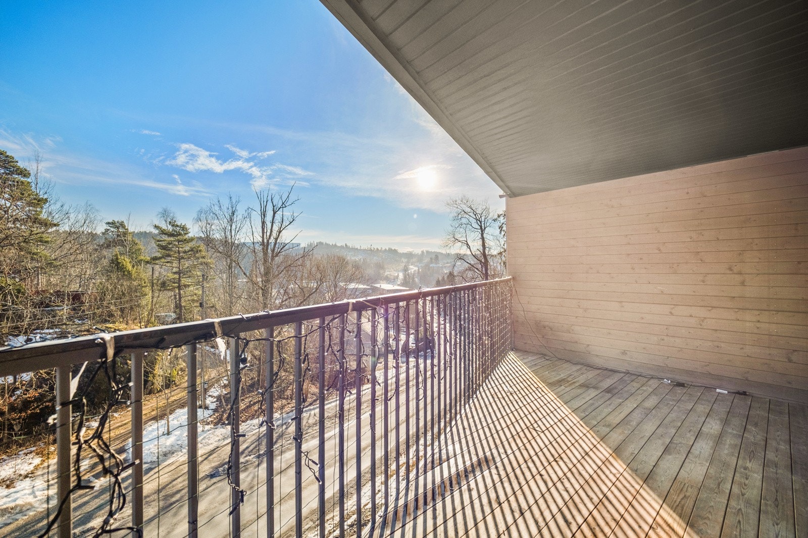 Stor, arkitekttegnet og vertikaldelt tomannsbolig med ny standard. Galleribilde