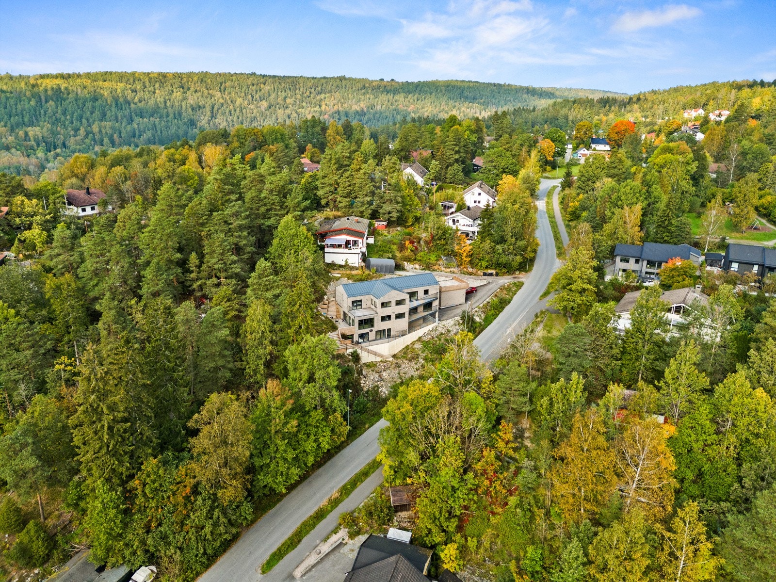 Eiendommens innkjøring og gårdsplass vil bli planert og singlet, og tomten ellers leveres grovplanert med matjord. Galleribilde