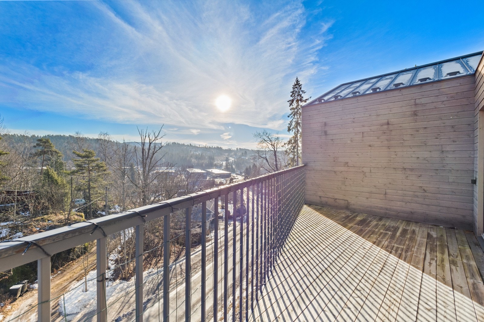 I et familievennlig, rolig og likevel sentralt boligområde på Sjøskogen, Vinterbro, ligger denne flotte tomannsbolig. Galleribilde