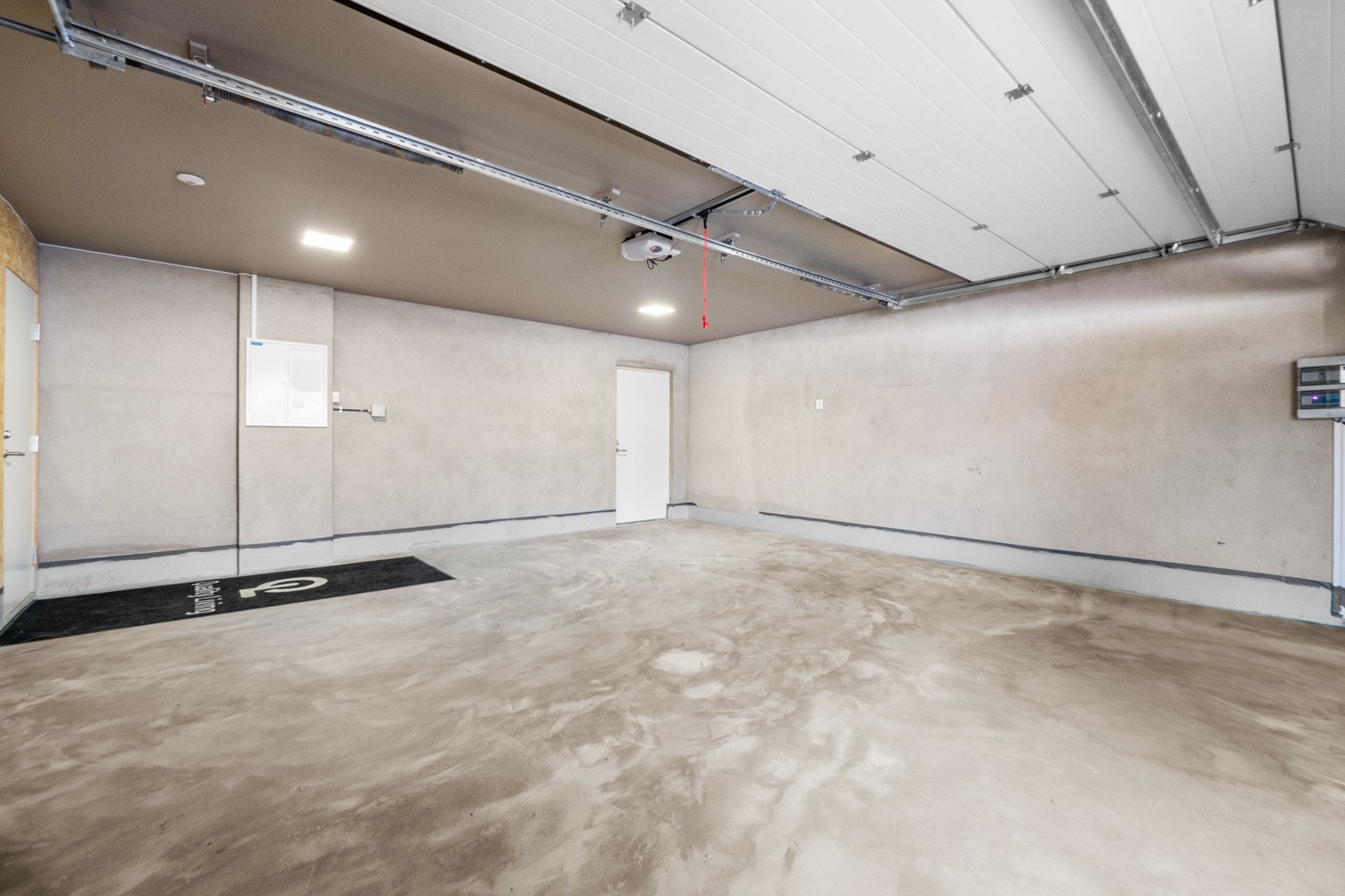 Dobbelgarasje med tilliggende bod, og det blir også plass for biler foran garasjen. Galleribilde