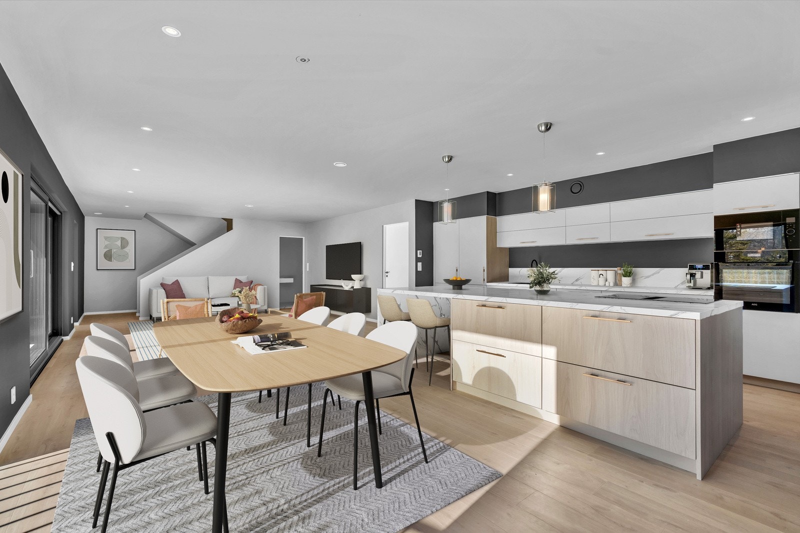 Boligen varmes opp med vannbåren gulvvarme, i tillegg til varmekabler på bad nede. Galleribilde