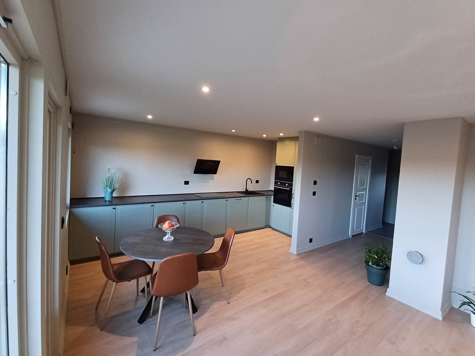 Kjøkken med god plass til spisebord Galleribilde