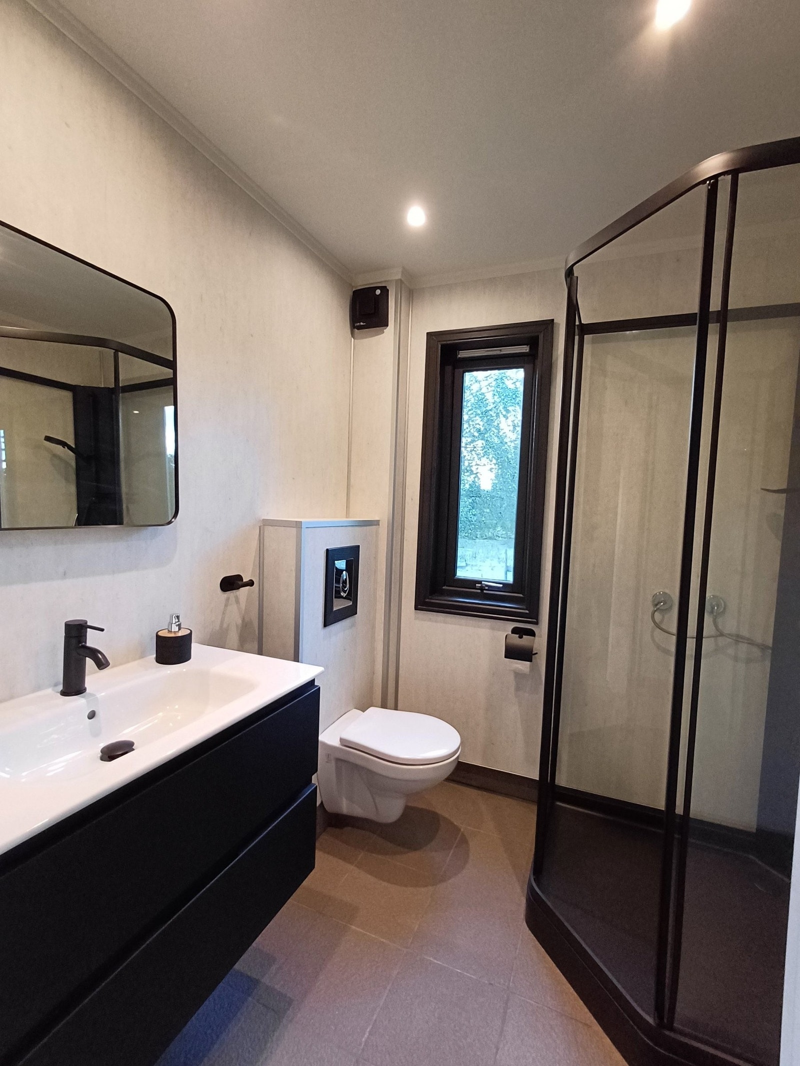 Bad med flislagt gulv og varmekabler. Våtromsplater på veggen Galleribilde