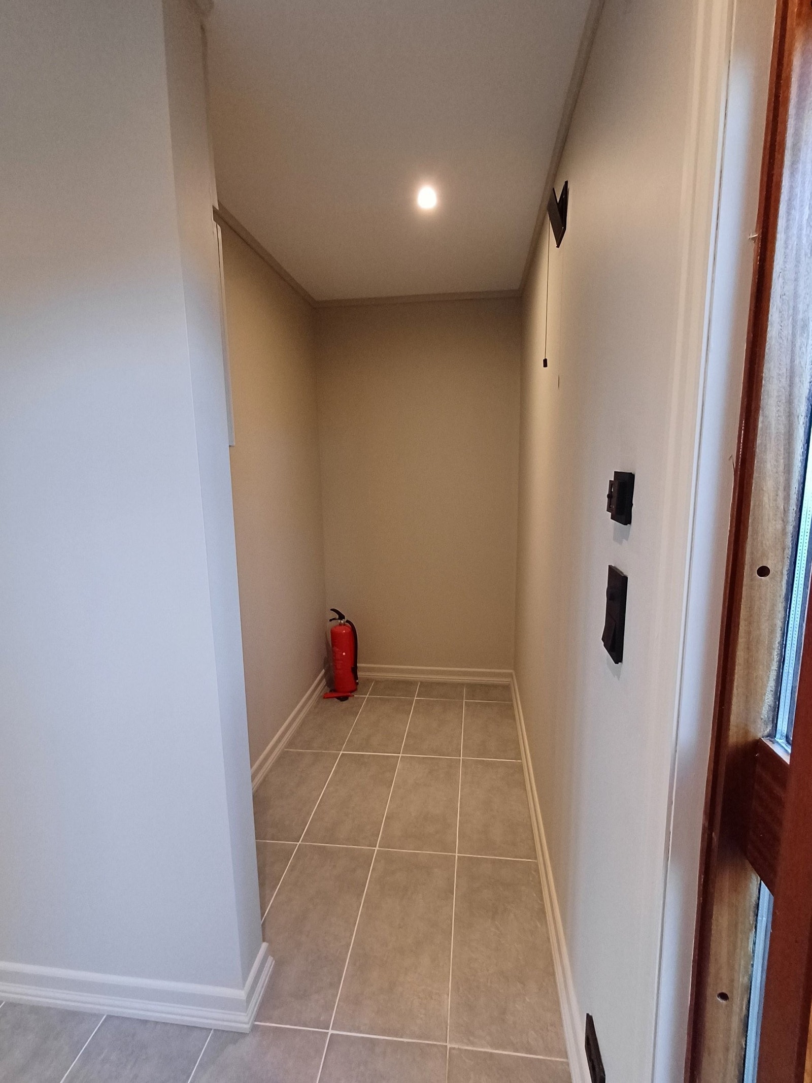 Flislagt gang med varmekabler i gulvet. Gode mulighet for garderobeløsning. Galleribilde