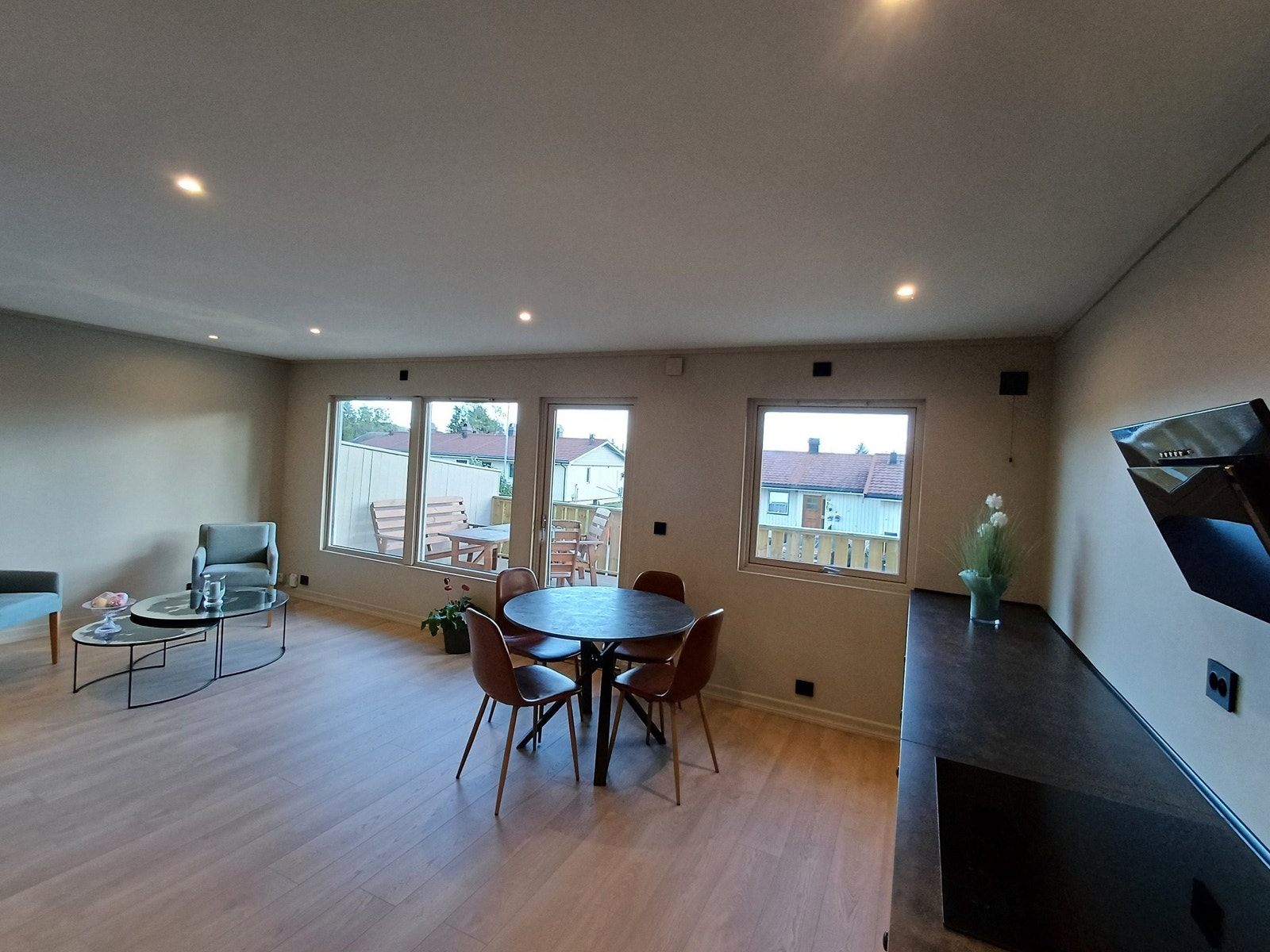 Åpen kjøkken løsning med varmefolie i gulvet. Galleribilde