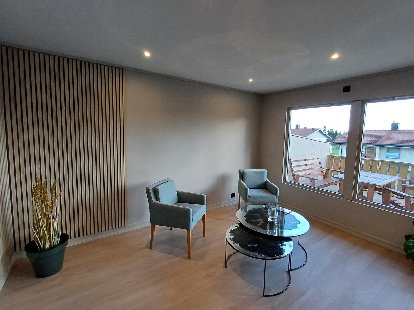 Stue med plass til sofa og lenestol Galleribilde