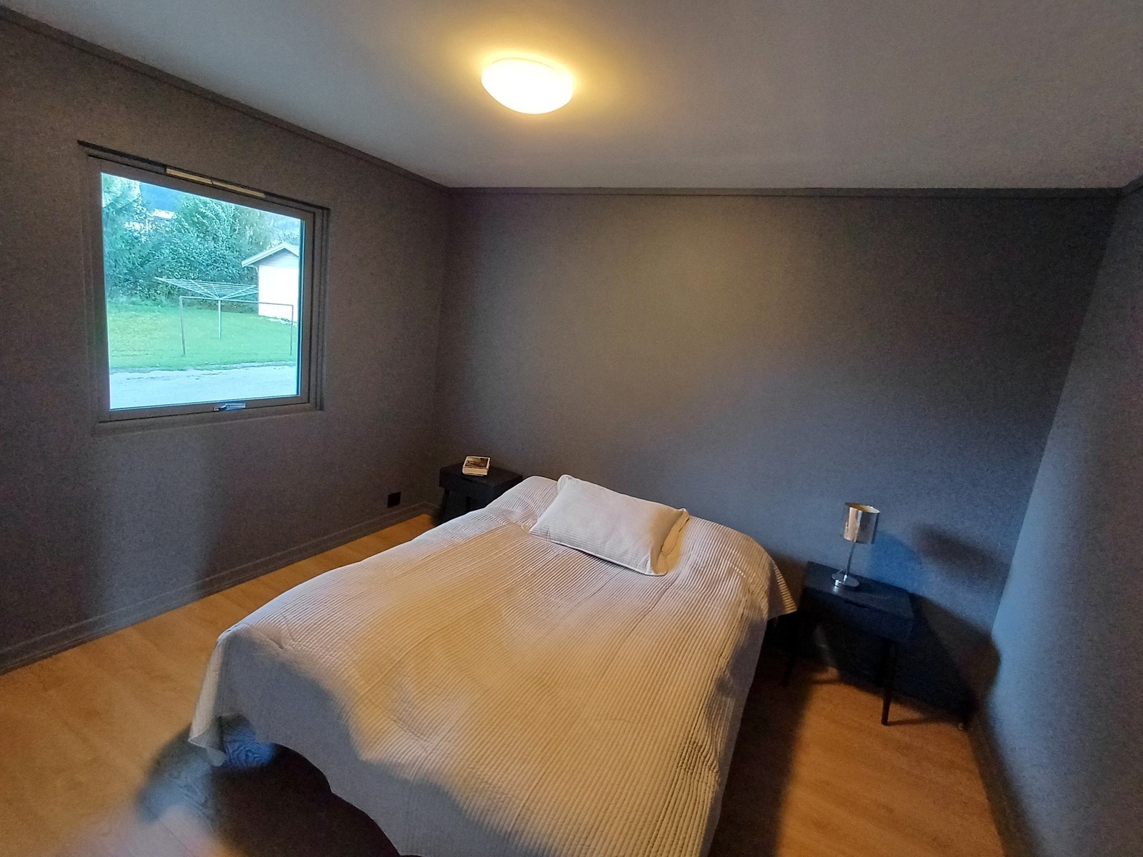 Soverommet er malt i en behagelig dempet mørk blå farge. Galleribilde