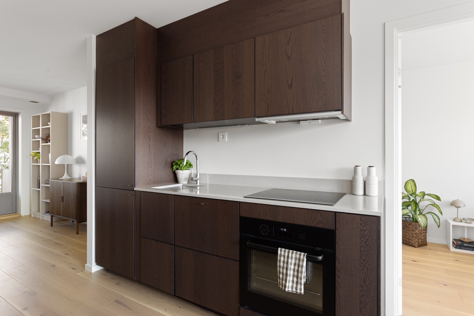 Kjøkkenet er fullt utstyrt med medfølgende integrerte hvitevarer som stekeovn, nedfelt platetopp, avtrekksvifte, oppvaskmaskin og kjøleskap med frysedel. Det er også montert komfyrvakt og lekkasjestopper. Galleribilde