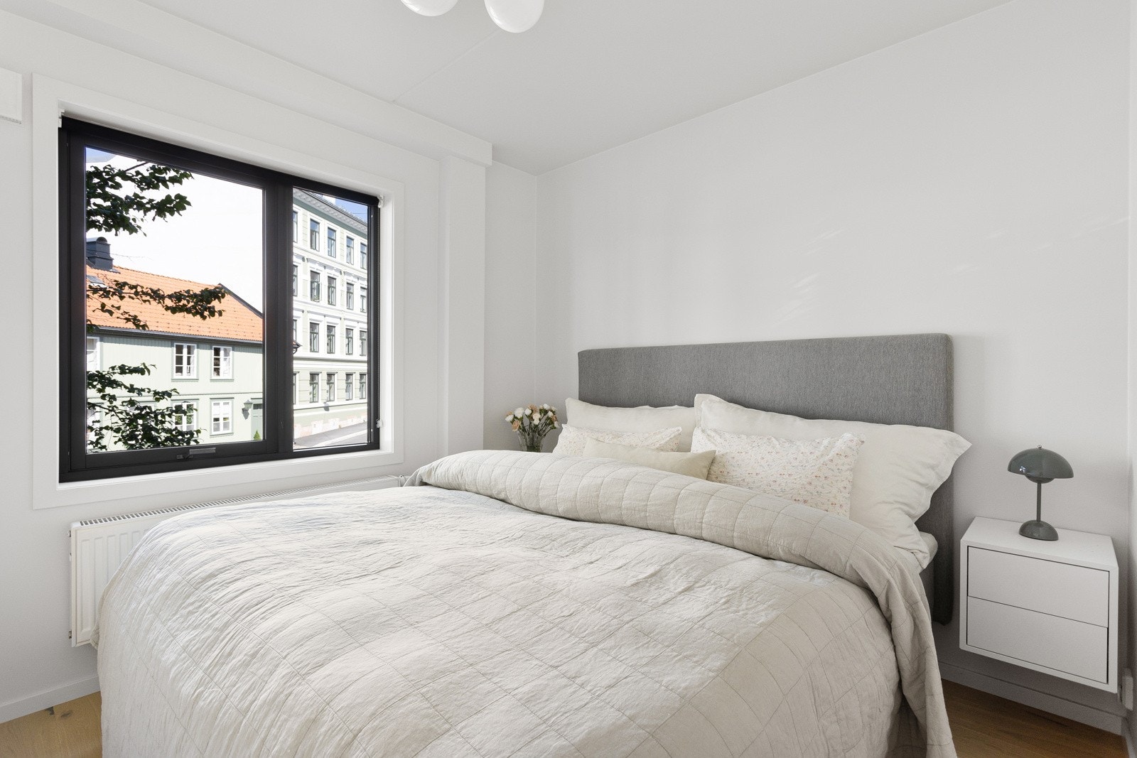 På soverommet har du naturlig plass til en stor dobbeltseng med tilhørende nattbord. Galleribilde