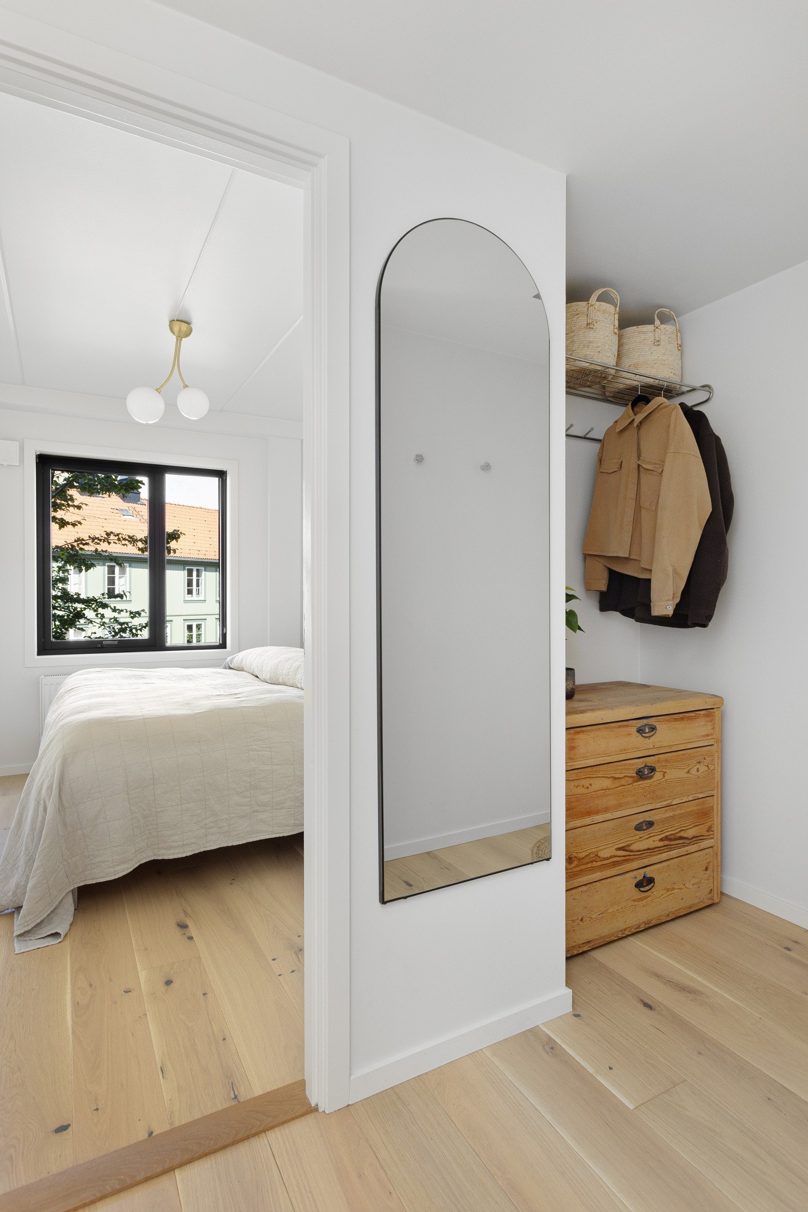 Når du entrer leiligheten kommer du inn i en lys entré med plass til sko og yttertøy i praktisk nisje. Montert porttelefon på vegg og sikringsskap med automatsikringer i felles trapperom. Galleribilde