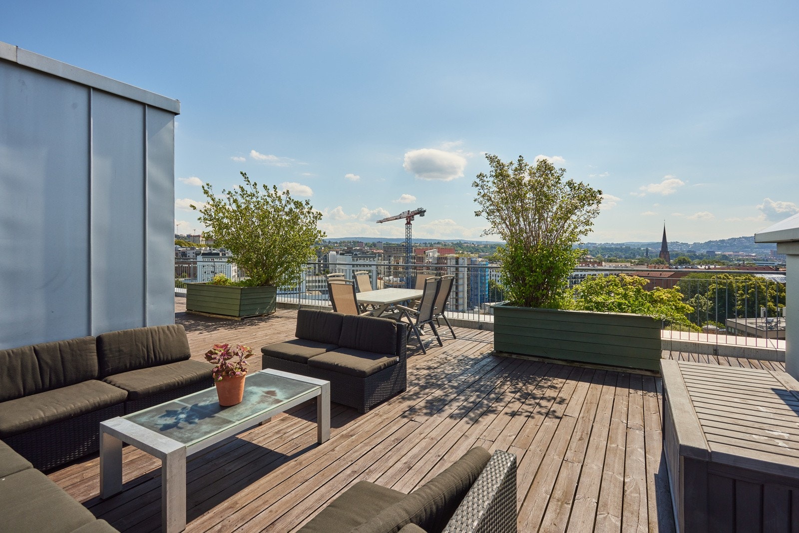 Som beboer har du også tilgang til stor felles takterrasse med sol hele dagen og fantastisk flott utsikt! Galleribilde