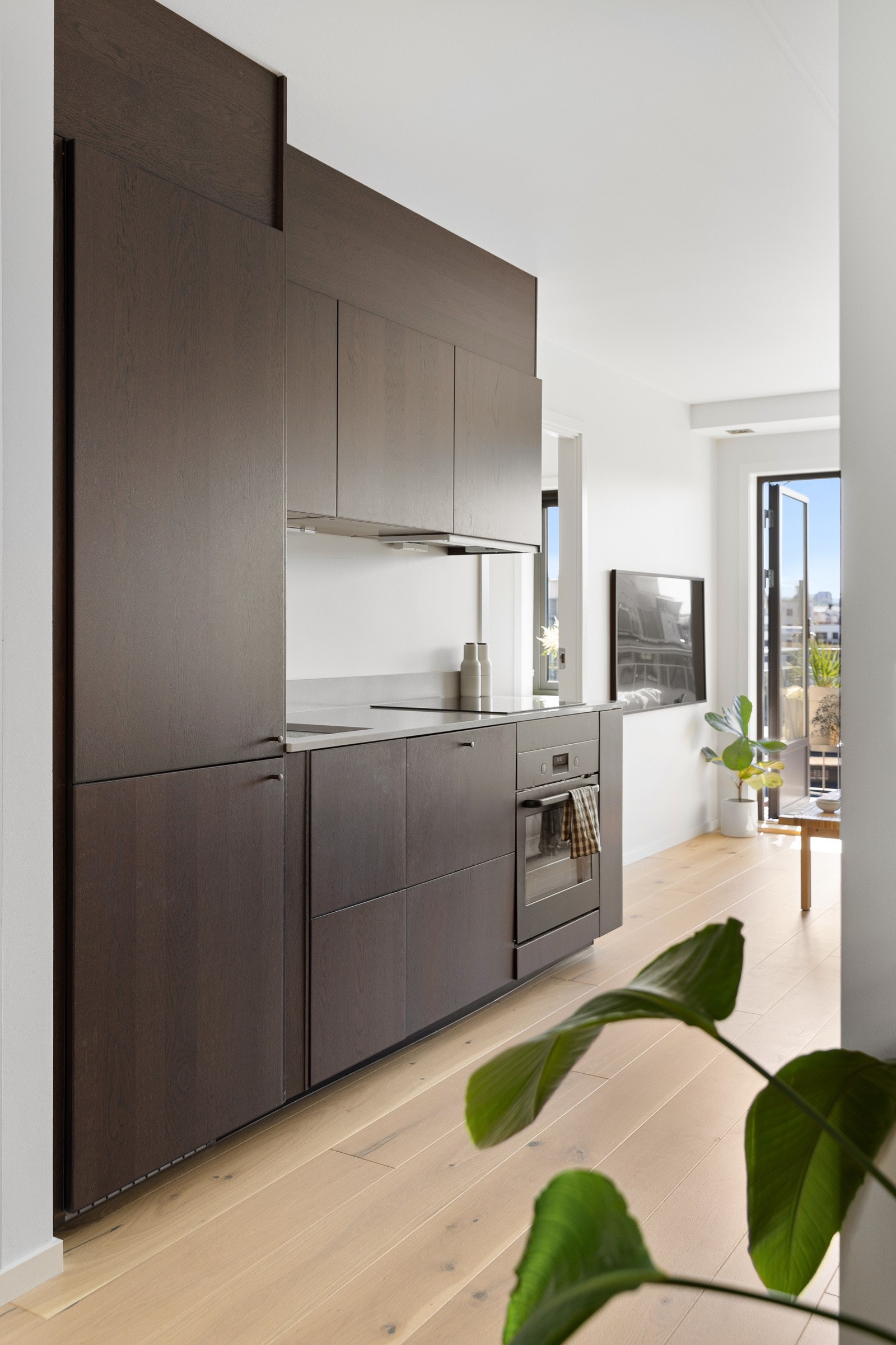 Stilren og lekker kjøkkeninnredning fra 2022 med god skap- og benkeplass. Galleribilde