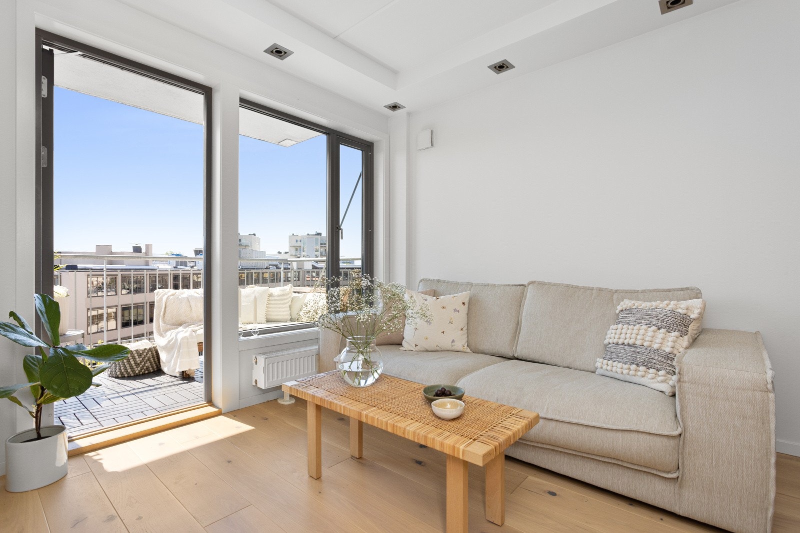 Leiligheten ligger i byggets 2. etasje (heisadkomst), og har en gjennomgående planløsning med balkonger i begge ender. Galleribilde