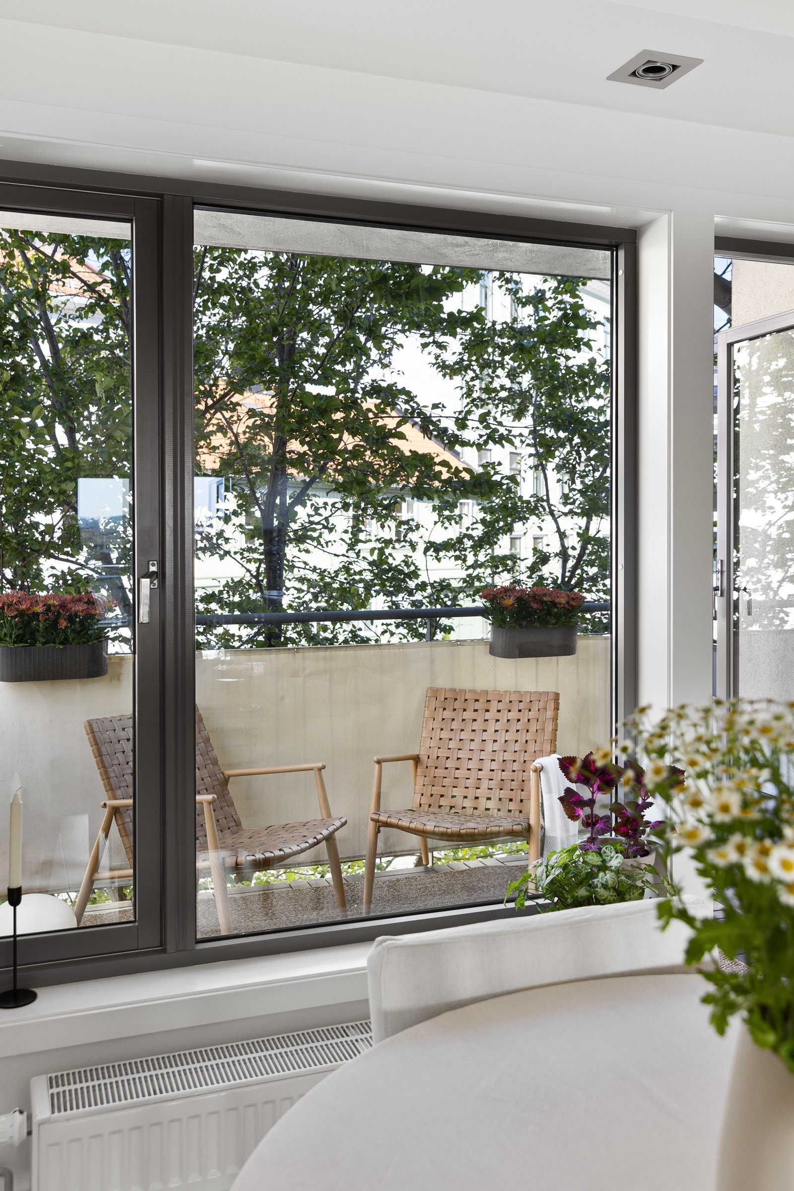 Alle vinduene i leiligheten har sorte vinduskarmer som gir et stilrent og moderne uttrykk. Galleribilde