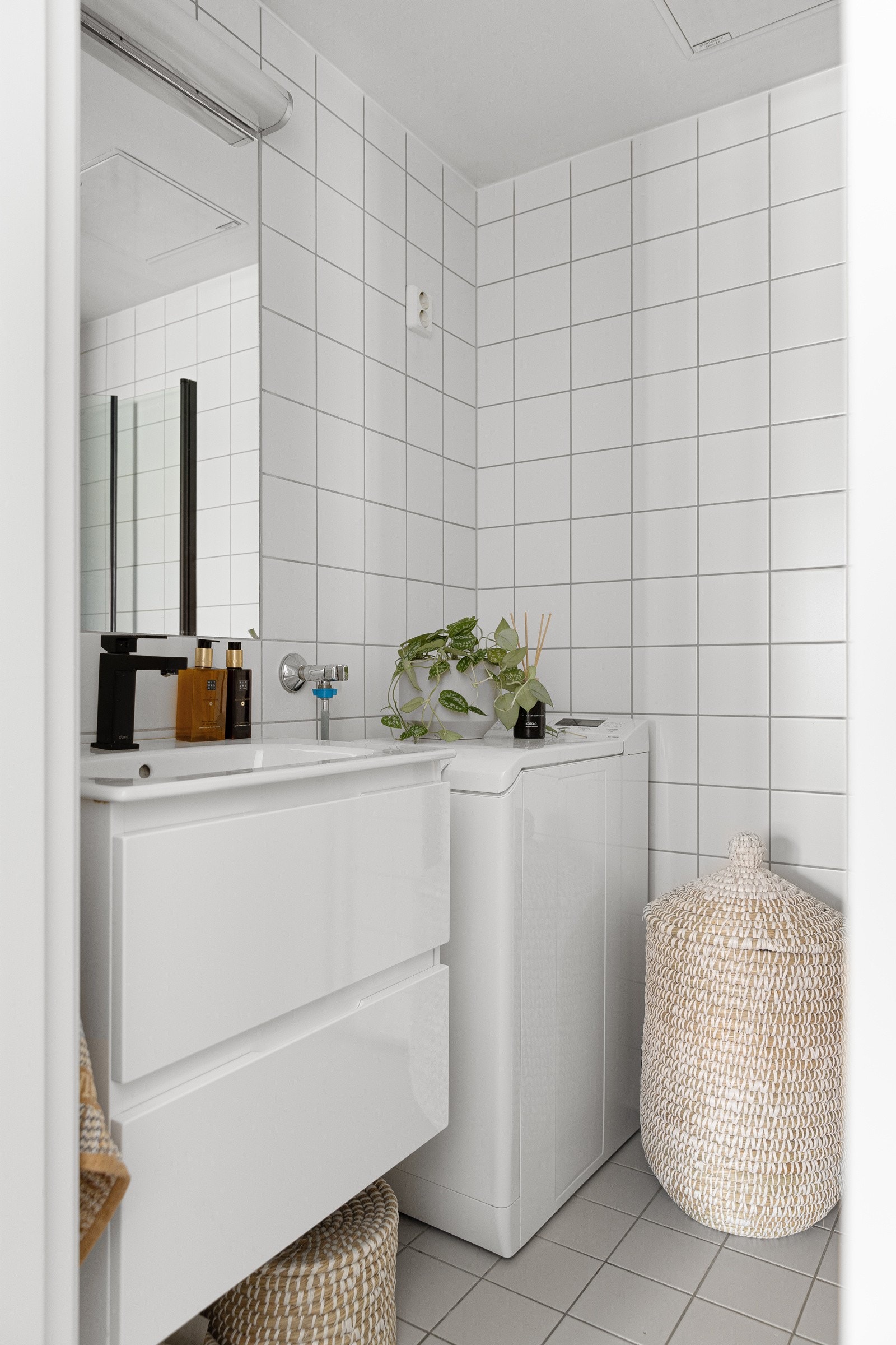 Leiligheten har et lyst og tidløst flislagt baderom fra byggeåret 2008. Galleribilde