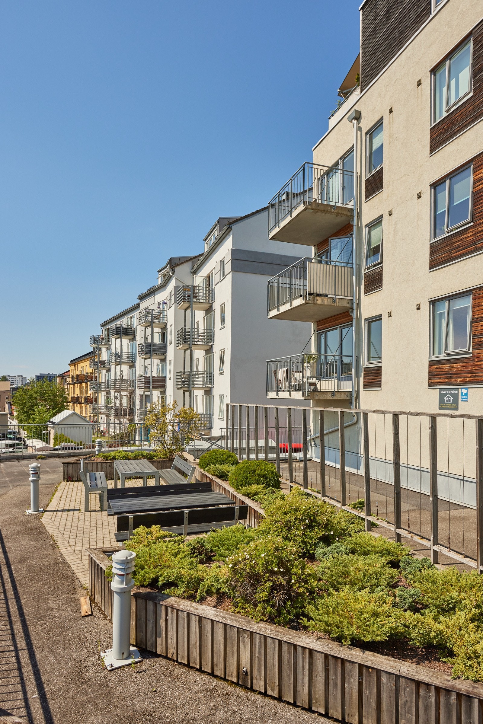 Borettslaget har en pent opparbeidet tomt. Galleribilde