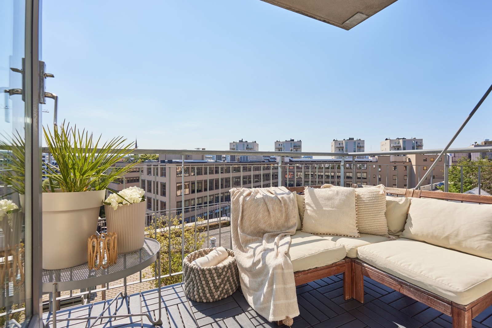 Her sitter du høyt, fritt og solrikt med flott utsikt over byens tak! Galleribilde