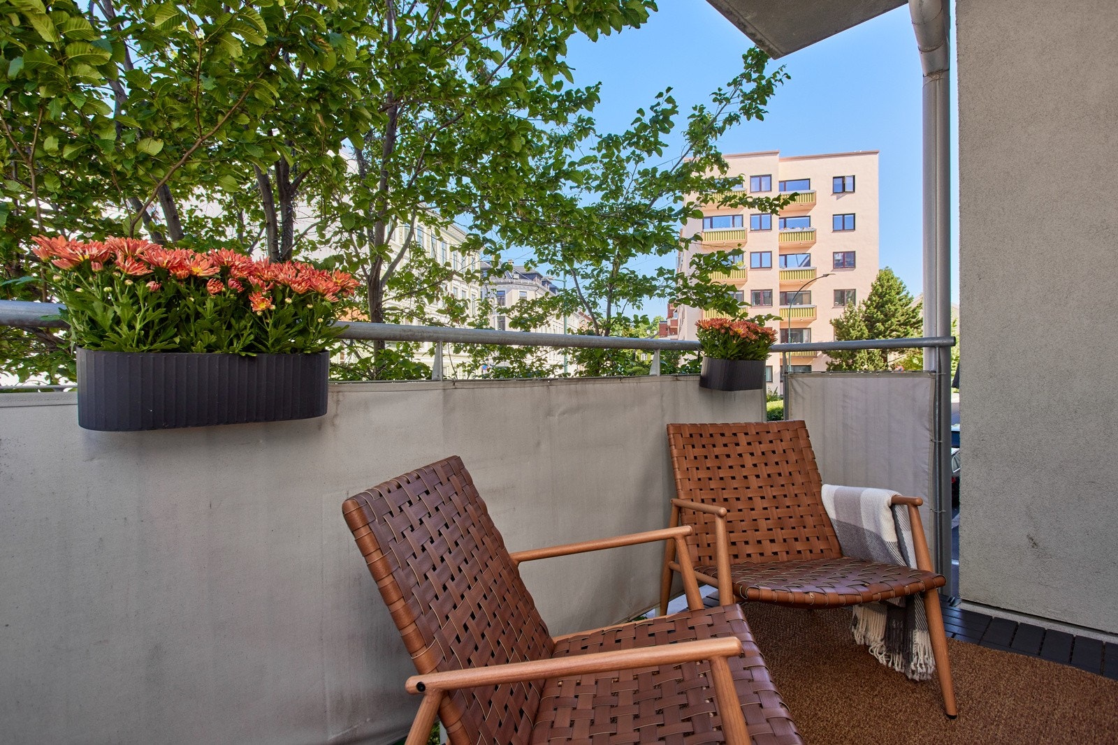 Utenfor balkongen er det et flott tre som gir en usjenert og frodig atmosfære. Galleribilde