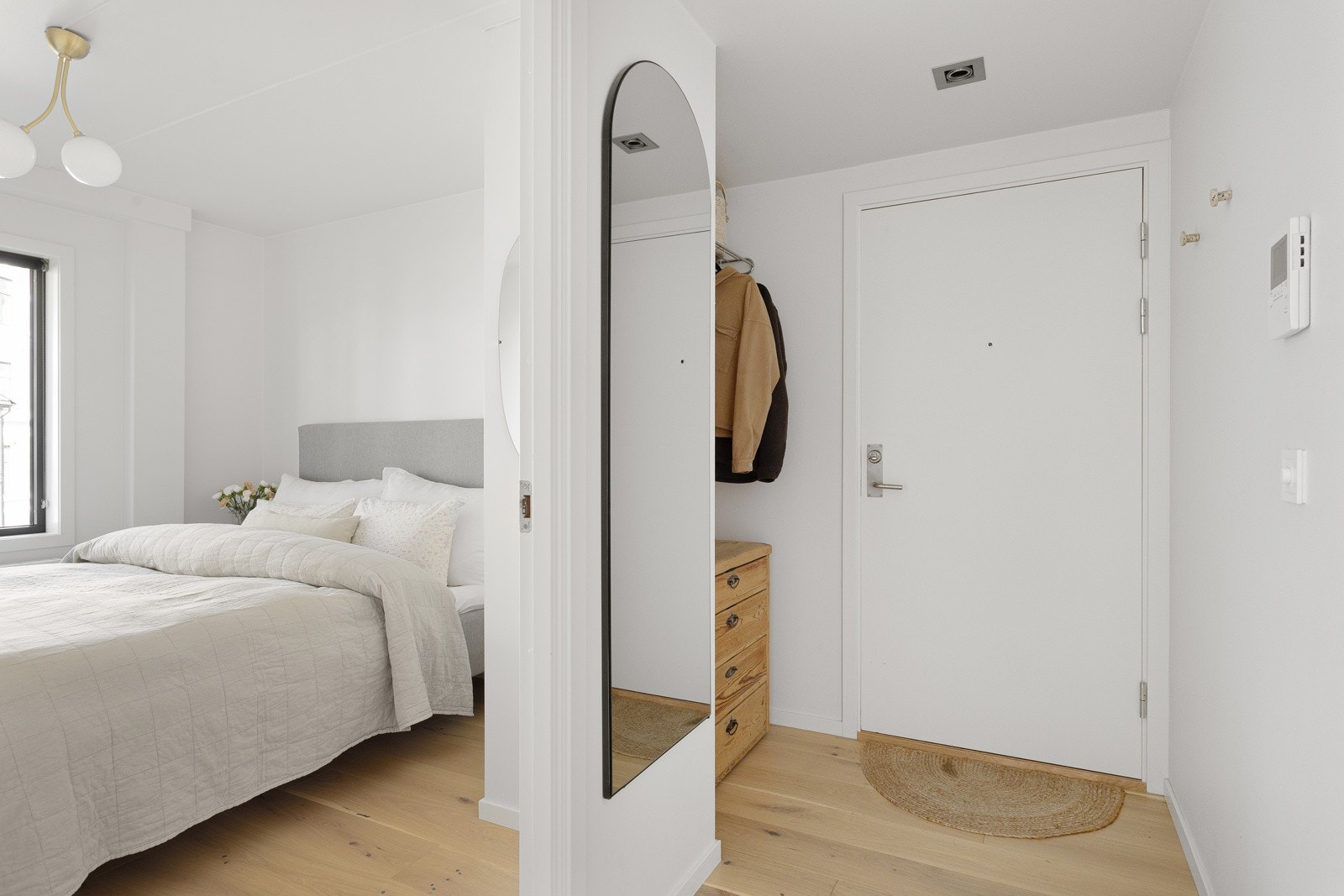 Entréen har god og moderne standard med enstavs parkett på gulv, glatte lysmalte overflater, skjult elektrisk anlegg og downlights i himlingen. Galleribilde